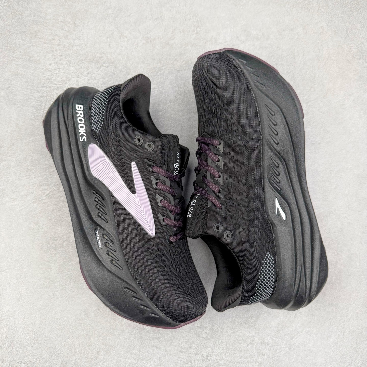 图片[3]-Brooks Hyperion Elite 布鲁克斯龙卷风4代舒适百搭运动低帮马拉松跑步鞋 男女同款 Brooks 四大跑鞋之一 百年品牌 跑鞋从外形上基本就能判断这是一款速度跑鞋 简洁干练的外形结构和极强的运动流线型看着非常有速度感 上脚的第一感觉是非常轻 美码9码的鞋单只206g不到 从个人偏好来说 200g左右的竞速鞋最具安全感 鞋面采用单层网布 很薄 前掌使用了大量开放式网眼 排气直接快速 透气性上乘 鞋舌也是轻量化设计 仅为一层麂皮 和脚背完美贴合 鞋舌中央有个防偏穿孔 从实际穿着来看 通常鞋舌都是外偏 如果是防偏穿孔位于中心 防偏效果其实并不十分有效 如果采用趋外侧的偏心设计更有效 鞋帮泡棉填充量不大 但非常紧凑 贴合舒适 包裹稳固 内置硬质TPU保证必要的稳定性 跑鞋中底采用的是DNA FLASH科技材料 DNA FLASH中底科技 是Brooks第一款将氮气注入中底的创新科技 主要原理是借助“超临界流体”发泡技术 将液态氮稳定的转化为气态氮 并使其均匀地形成无数紧密贴合的密闭式气囊结构 尺码：36 36.5 37.5 38 38.5 39 40 40.5 41 42 42.5 43 44 44.5 45 46-选品中心