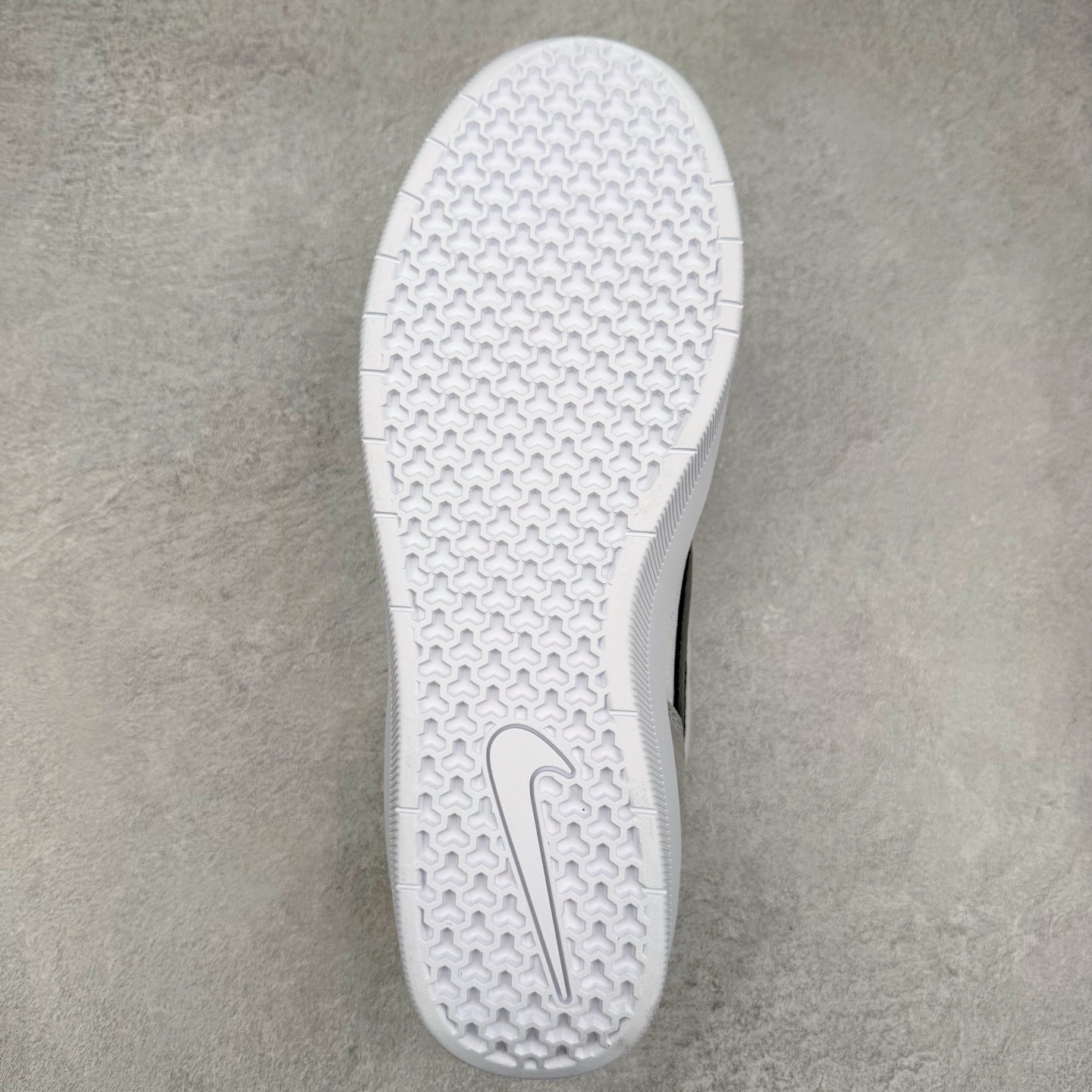 图片[9]-NK SB Force 58 空军58系列低帮休闲运动滑板板鞋 DV5477-001 鞋面由帆布和麂皮拼接 层次感丰富 搭配硫化外底 耐磨耐穿 鞋舌及中底后跟处饰有SB Logo 表明鞋款身份 采用包边设计 经久耐穿 硫化结构则有效提升灵活性 穿上这款全新推出的创意力作 助你耀动街头 尺码：36 36.5 37.5 38 38.5 39 40 40.5 41 42 42.5 43 44 45-选品中心