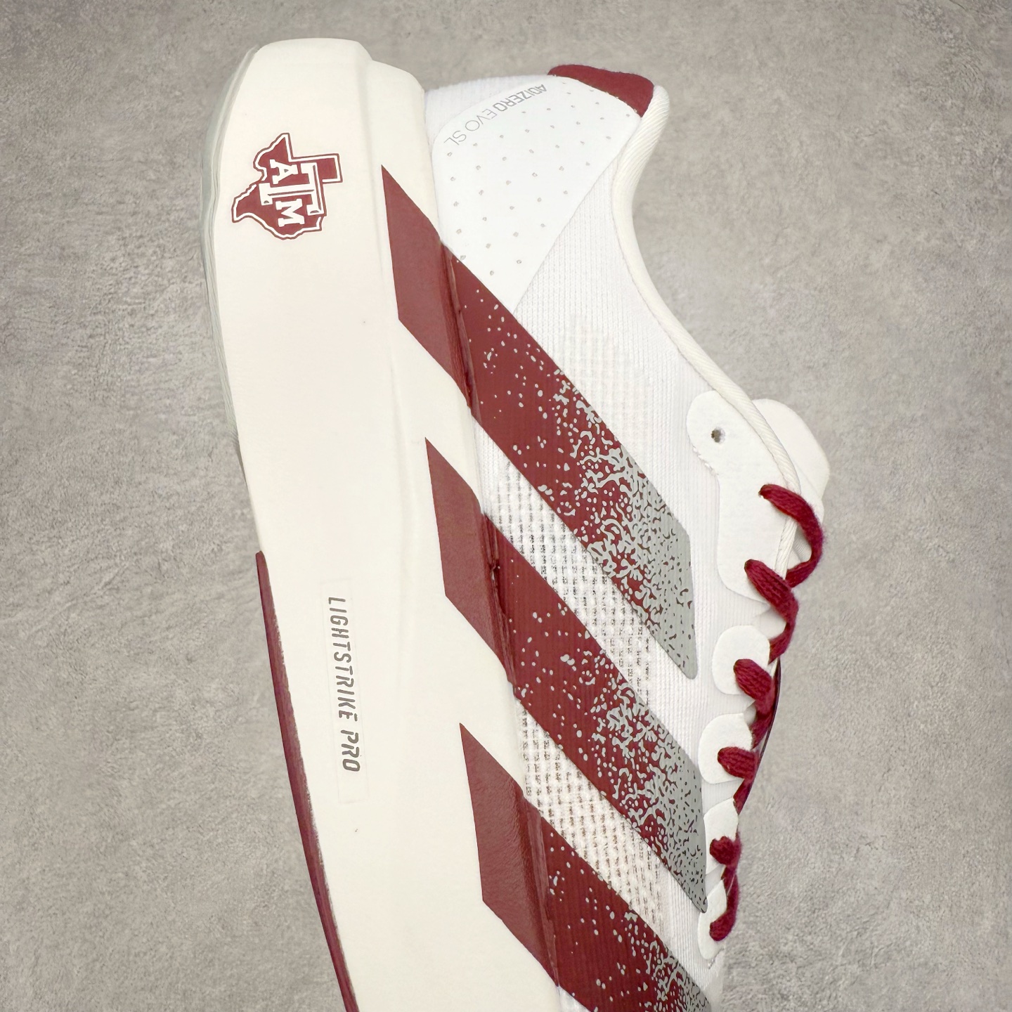 图片[6]-AD Adizero EVO SL 马拉松竞速专业跑鞋 JQ4566 CELERMESH针织网面非常轻薄 纤维间的缝隙很大 可以保证跑步时的透气、排汗效果 鞋舌直接与两侧的内衬和鞋底连接在一起 在跑步过程中不会被鞋舌的左右移动所困扰 在标准鞋带孔的基础上再拓宽一组鞋带孔 适合不同脚型的需求 突破性 EnergyRods 技术，有助于跑者实现更好的成绩 中底独特的LIGHTSTRIKE PRO泡棉材质 微弹感觉在跑步过程中给予了良好的支撑体验 对于顶级精英和高水平进阶跑者来说 ADIOS PRO是一双值得信赖的竞速比赛用鞋 尺码：36 36.5 37.5 38 38.5 39 40 40.5 41 42 42.5 43 44 44.5 45-选品中心