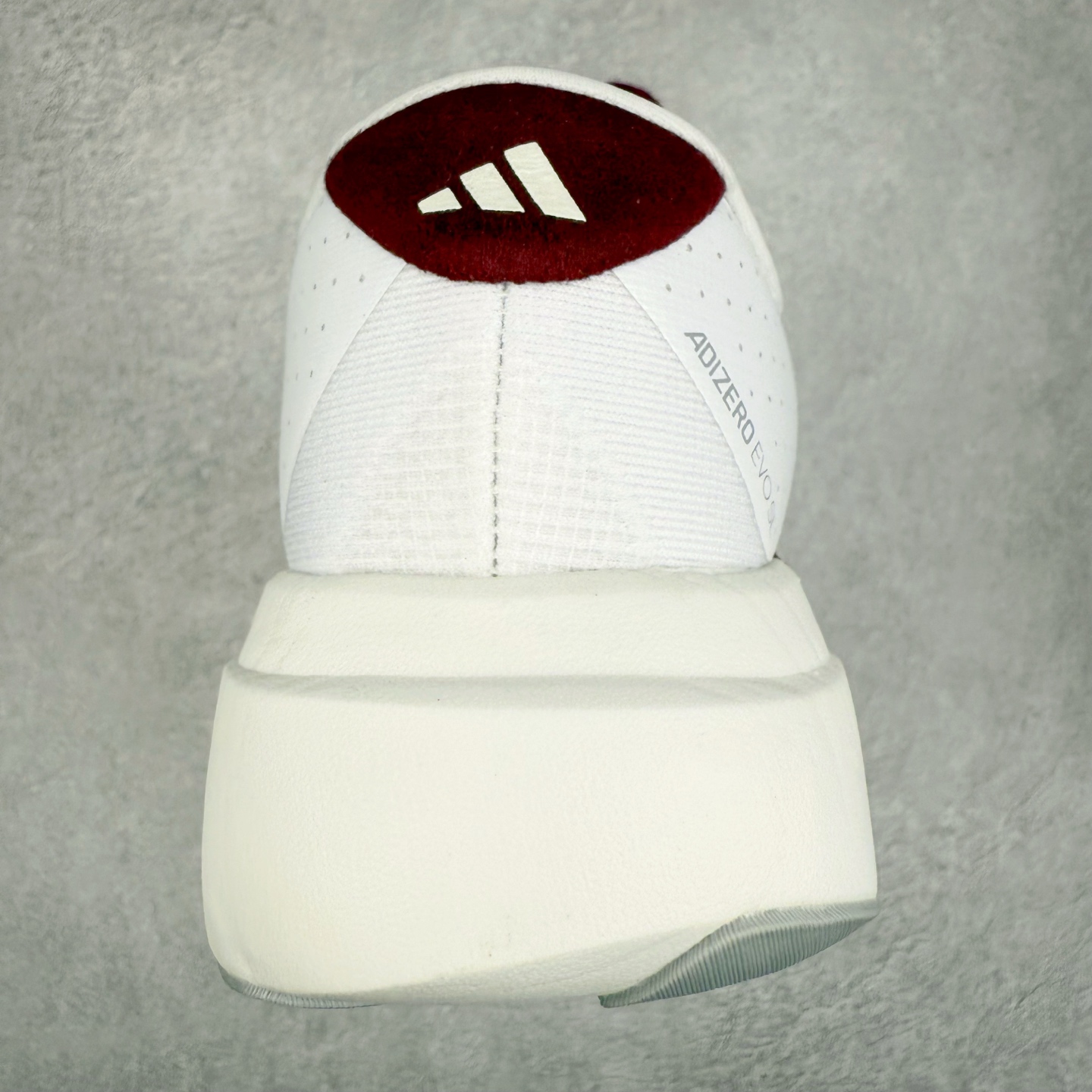 图片[8]-AD Adizero EVO SL 马拉松竞速专业跑鞋 JQ4566 CELERMESH针织网面非常轻薄 纤维间的缝隙很大 可以保证跑步时的透气、排汗效果 鞋舌直接与两侧的内衬和鞋底连接在一起 在跑步过程中不会被鞋舌的左右移动所困扰 在标准鞋带孔的基础上再拓宽一组鞋带孔 适合不同脚型的需求 突破性 EnergyRods 技术，有助于跑者实现更好的成绩 中底独特的LIGHTSTRIKE PRO泡棉材质 微弹感觉在跑步过程中给予了良好的支撑体验 对于顶级精英和高水平进阶跑者来说 ADIOS PRO是一双值得信赖的竞速比赛用鞋 尺码：36 36.5 37.5 38 38.5 39 40 40.5 41 42 42.5 43 44 44.5 45-选品中心