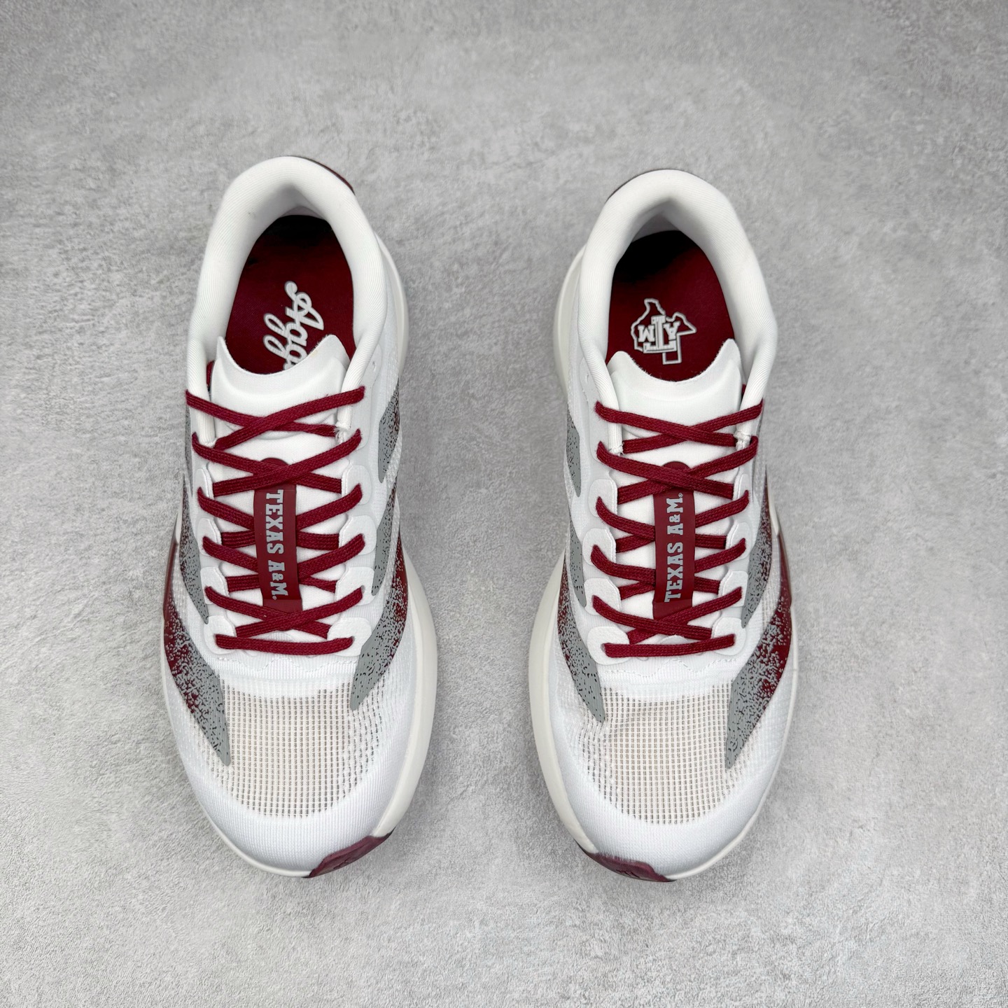 图片[2]-AD Adizero EVO SL 马拉松竞速专业跑鞋 JQ4566 CELERMESH针织网面非常轻薄 纤维间的缝隙很大 可以保证跑步时的透气、排汗效果 鞋舌直接与两侧的内衬和鞋底连接在一起 在跑步过程中不会被鞋舌的左右移动所困扰 在标准鞋带孔的基础上再拓宽一组鞋带孔 适合不同脚型的需求 突破性 EnergyRods 技术，有助于跑者实现更好的成绩 中底独特的LIGHTSTRIKE PRO泡棉材质 微弹感觉在跑步过程中给予了良好的支撑体验 对于顶级精英和高水平进阶跑者来说 ADIOS PRO是一双值得信赖的竞速比赛用鞋 尺码：36 36.5 37.5 38 38.5 39 40 40.5 41 42 42.5 43 44 44.5 45-选品中心