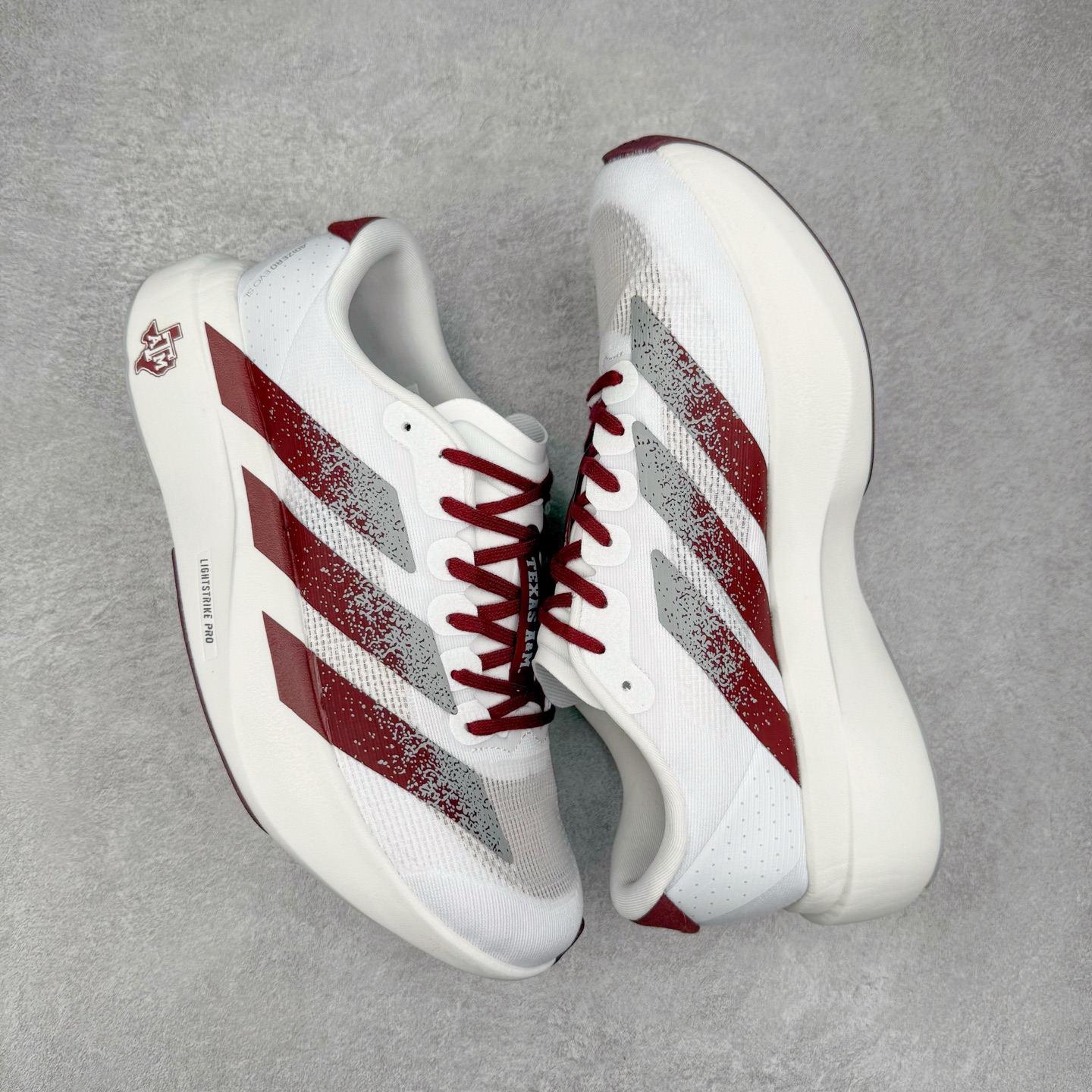 图片[3]-AD Adizero EVO SL 马拉松竞速专业跑鞋 JQ4566 CELERMESH针织网面非常轻薄 纤维间的缝隙很大 可以保证跑步时的透气、排汗效果 鞋舌直接与两侧的内衬和鞋底连接在一起 在跑步过程中不会被鞋舌的左右移动所困扰 在标准鞋带孔的基础上再拓宽一组鞋带孔 适合不同脚型的需求 突破性 EnergyRods 技术，有助于跑者实现更好的成绩 中底独特的LIGHTSTRIKE PRO泡棉材质 微弹感觉在跑步过程中给予了良好的支撑体验 对于顶级精英和高水平进阶跑者来说 ADIOS PRO是一双值得信赖的竞速比赛用鞋 尺码：36 36.5 37.5 38 38.5 39 40 40.5 41 42 42.5 43 44 44.5 45-选品中心