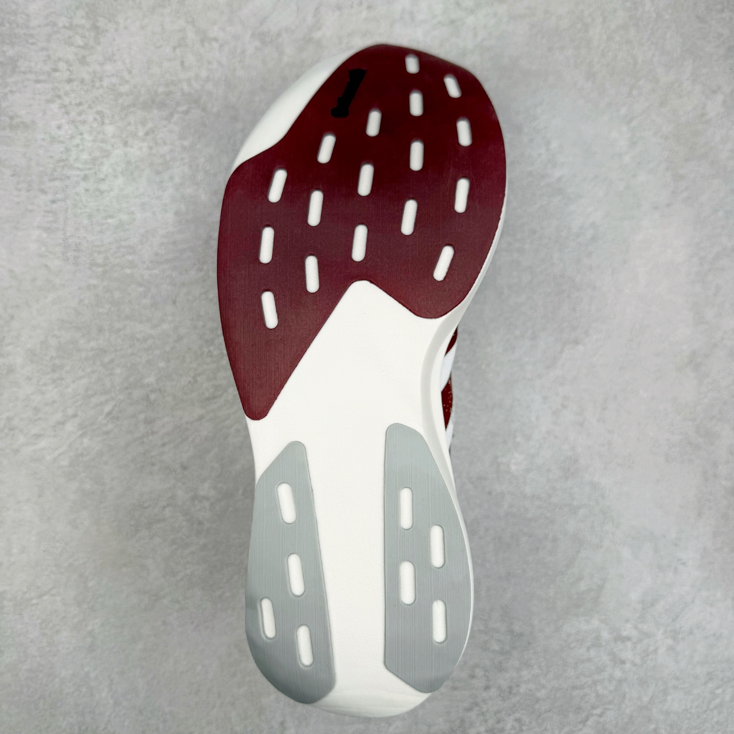 图片[9]-AD Adizero EVO SL 马拉松竞速专业跑鞋 JQ4566 CELERMESH针织网面非常轻薄 纤维间的缝隙很大 可以保证跑步时的透气、排汗效果 鞋舌直接与两侧的内衬和鞋底连接在一起 在跑步过程中不会被鞋舌的左右移动所困扰 在标准鞋带孔的基础上再拓宽一组鞋带孔 适合不同脚型的需求 突破性 EnergyRods 技术，有助于跑者实现更好的成绩 中底独特的LIGHTSTRIKE PRO泡棉材质 微弹感觉在跑步过程中给予了良好的支撑体验 对于顶级精英和高水平进阶跑者来说 ADIOS PRO是一双值得信赖的竞速比赛用鞋 尺码：36 36.5 37.5 38 38.5 39 40 40.5 41 42 42.5 43 44 44.5 45-选品中心