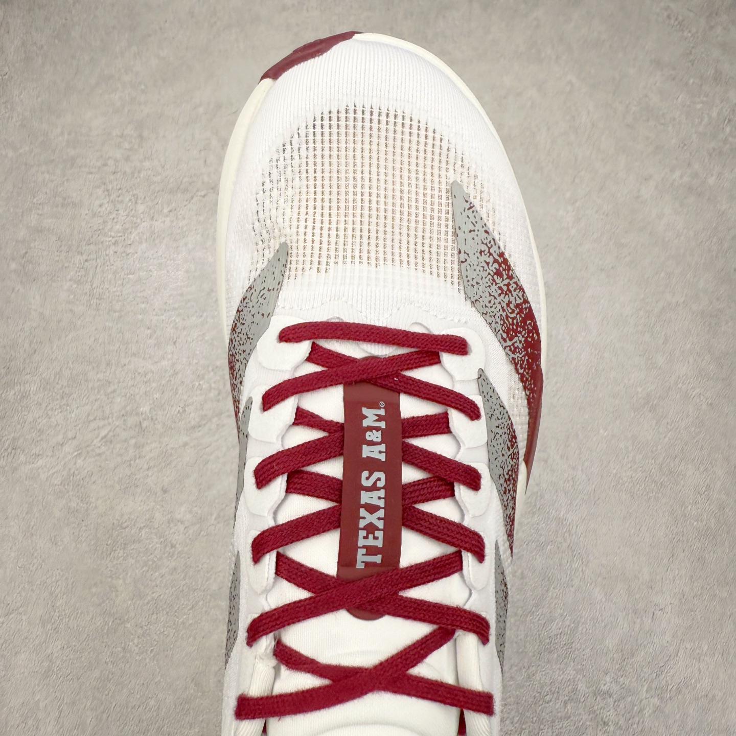 图片[4]-AD Adizero EVO SL 马拉松竞速专业跑鞋 JQ4566 CELERMESH针织网面非常轻薄 纤维间的缝隙很大 可以保证跑步时的透气、排汗效果 鞋舌直接与两侧的内衬和鞋底连接在一起 在跑步过程中不会被鞋舌的左右移动所困扰 在标准鞋带孔的基础上再拓宽一组鞋带孔 适合不同脚型的需求 突破性 EnergyRods 技术，有助于跑者实现更好的成绩 中底独特的LIGHTSTRIKE PRO泡棉材质 微弹感觉在跑步过程中给予了良好的支撑体验 对于顶级精英和高水平进阶跑者来说 ADIOS PRO是一双值得信赖的竞速比赛用鞋 尺码：36 36.5 37.5 38 38.5 39 40 40.5 41 42 42.5 43 44 44.5 45-选品中心