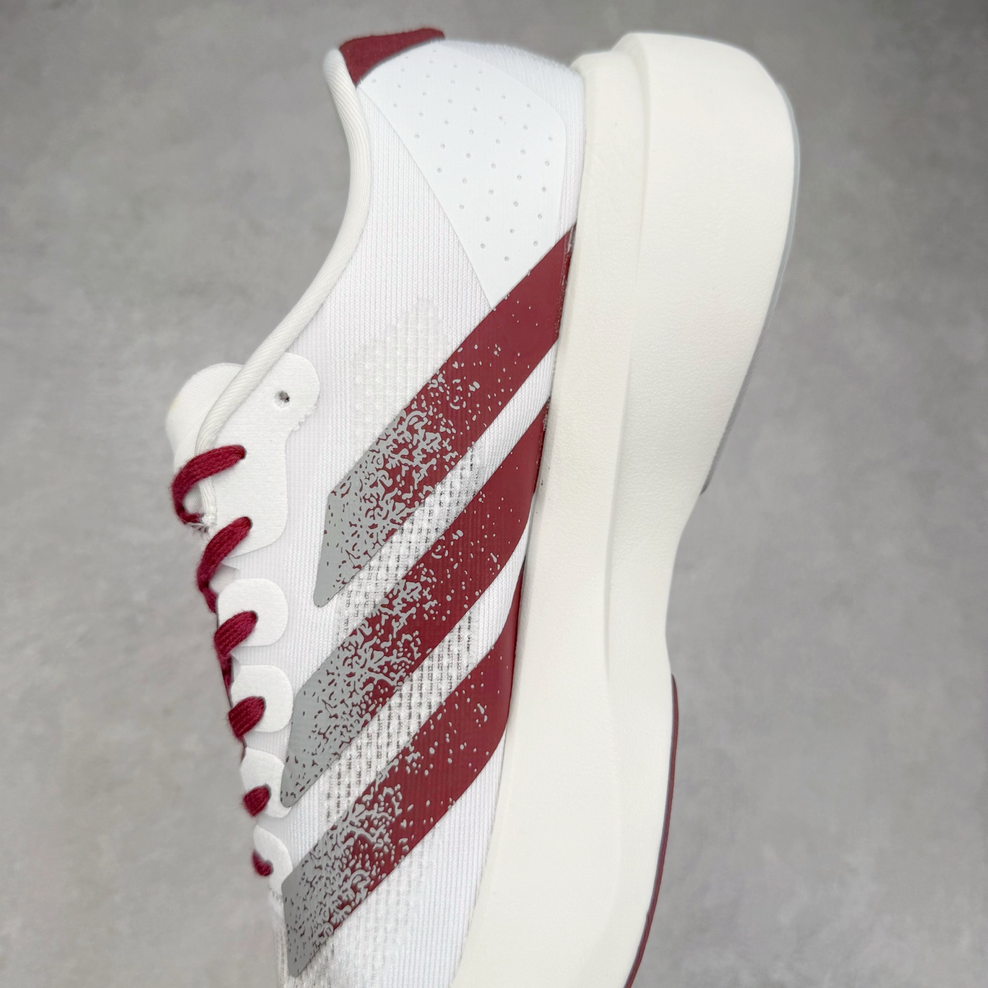 图片[7]-AD Adizero EVO SL 马拉松竞速专业跑鞋 JQ4566 CELERMESH针织网面非常轻薄 纤维间的缝隙很大 可以保证跑步时的透气、排汗效果 鞋舌直接与两侧的内衬和鞋底连接在一起 在跑步过程中不会被鞋舌的左右移动所困扰 在标准鞋带孔的基础上再拓宽一组鞋带孔 适合不同脚型的需求 突破性 EnergyRods 技术，有助于跑者实现更好的成绩 中底独特的LIGHTSTRIKE PRO泡棉材质 微弹感觉在跑步过程中给予了良好的支撑体验 对于顶级精英和高水平进阶跑者来说 ADIOS PRO是一双值得信赖的竞速比赛用鞋 尺码：36 36.5 37.5 38 38.5 39 40 40.5 41 42 42.5 43 44 44.5 45-选品中心