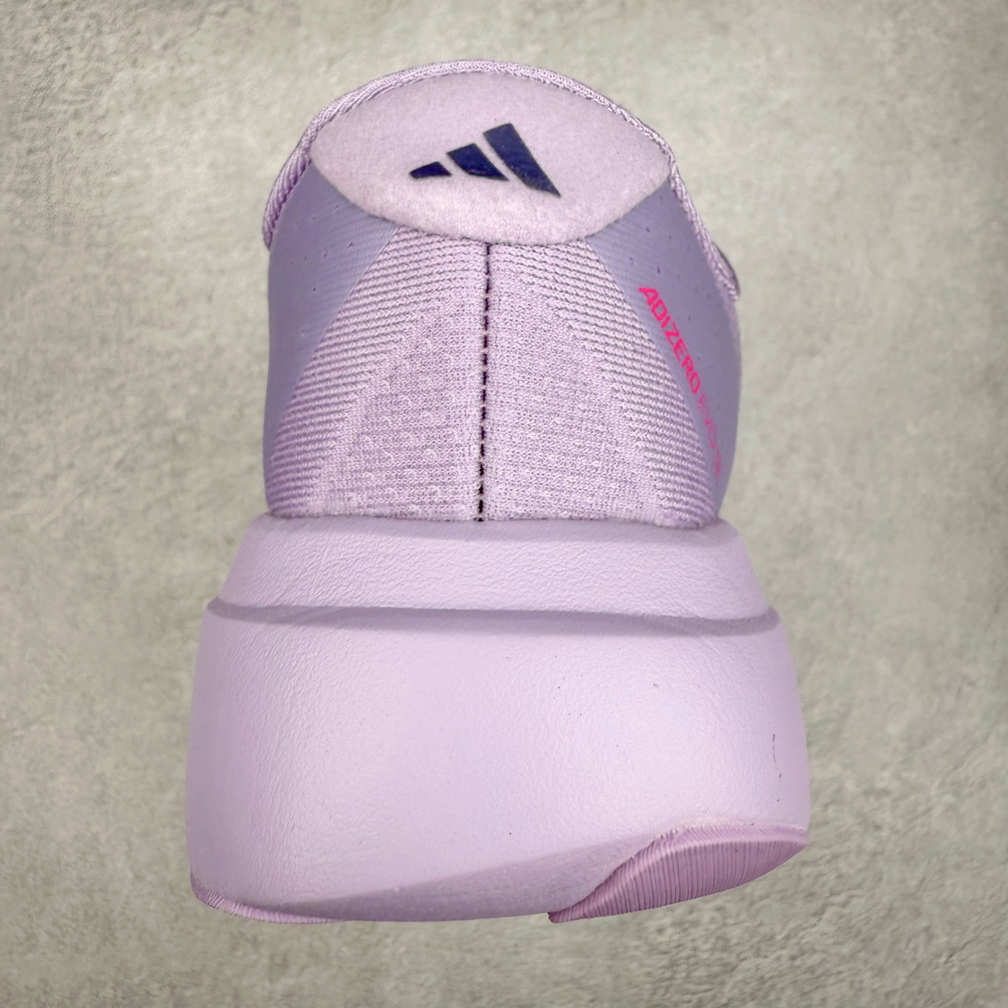 图片[8]-AD Adizero EVO SL 马拉松竞速专业跑鞋 JS4447 CELERMESH针织网面非常轻薄 纤维间的缝隙很大 可以保证跑步时的透气、排汗效果 鞋舌直接与两侧的内衬和鞋底连接在一起 在跑步过程中不会被鞋舌的左右移动所困扰 在标准鞋带孔的基础上再拓宽一组鞋带孔 适合不同脚型的需求 突破性 EnergyRods 技术，有助于跑者实现更好的成绩 中底独特的LIGHTSTRIKE PRO泡棉材质 微弹感觉在跑步过程中给予了良好的支撑体验 对于顶级精英和高水平进阶跑者来说 ADIOS PRO是一双值得信赖的竞速比赛用鞋 尺码：36 36.5 37.5 38 38.5 39 40 40.5 41 42 42.5 43 44 44.5 45-选品中心