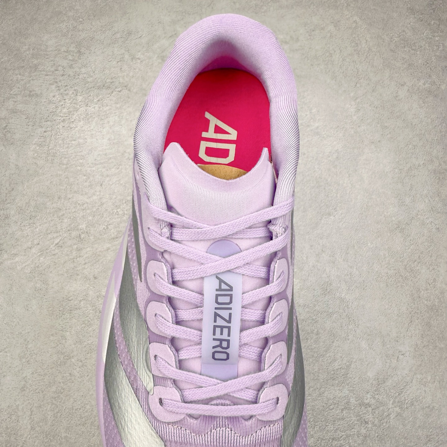 图片[5]-AD Adizero EVO SL 马拉松竞速专业跑鞋 JS4447 CELERMESH针织网面非常轻薄 纤维间的缝隙很大 可以保证跑步时的透气、排汗效果 鞋舌直接与两侧的内衬和鞋底连接在一起 在跑步过程中不会被鞋舌的左右移动所困扰 在标准鞋带孔的基础上再拓宽一组鞋带孔 适合不同脚型的需求 突破性 EnergyRods 技术，有助于跑者实现更好的成绩 中底独特的LIGHTSTRIKE PRO泡棉材质 微弹感觉在跑步过程中给予了良好的支撑体验 对于顶级精英和高水平进阶跑者来说 ADIOS PRO是一双值得信赖的竞速比赛用鞋 尺码：36 36.5 37.5 38 38.5 39 40 40.5 41 42 42.5 43 44 44.5 45-选品中心