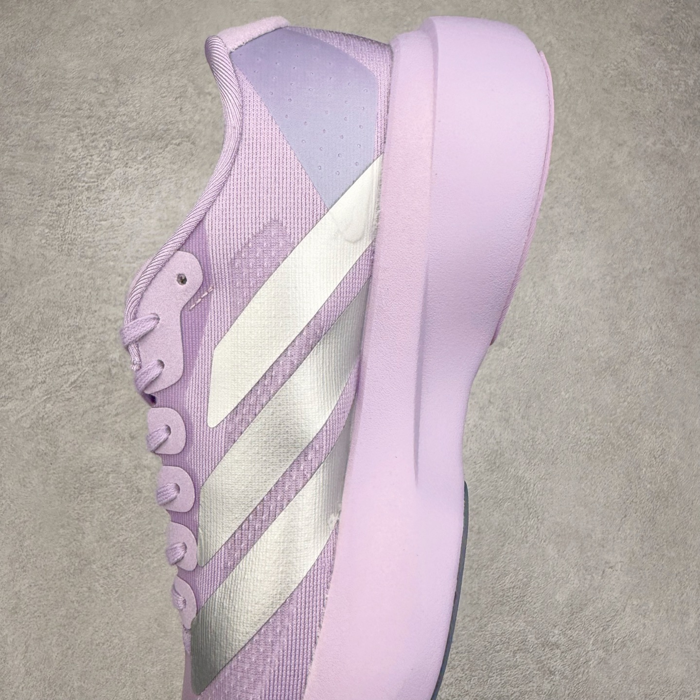 图片[7]-AD Adizero EVO SL 马拉松竞速专业跑鞋 JS4447 CELERMESH针织网面非常轻薄 纤维间的缝隙很大 可以保证跑步时的透气、排汗效果 鞋舌直接与两侧的内衬和鞋底连接在一起 在跑步过程中不会被鞋舌的左右移动所困扰 在标准鞋带孔的基础上再拓宽一组鞋带孔 适合不同脚型的需求 突破性 EnergyRods 技术，有助于跑者实现更好的成绩 中底独特的LIGHTSTRIKE PRO泡棉材质 微弹感觉在跑步过程中给予了良好的支撑体验 对于顶级精英和高水平进阶跑者来说 ADIOS PRO是一双值得信赖的竞速比赛用鞋 尺码：36 36.5 37.5 38 38.5 39 40 40.5 41 42 42.5 43 44 44.5 45-选品中心