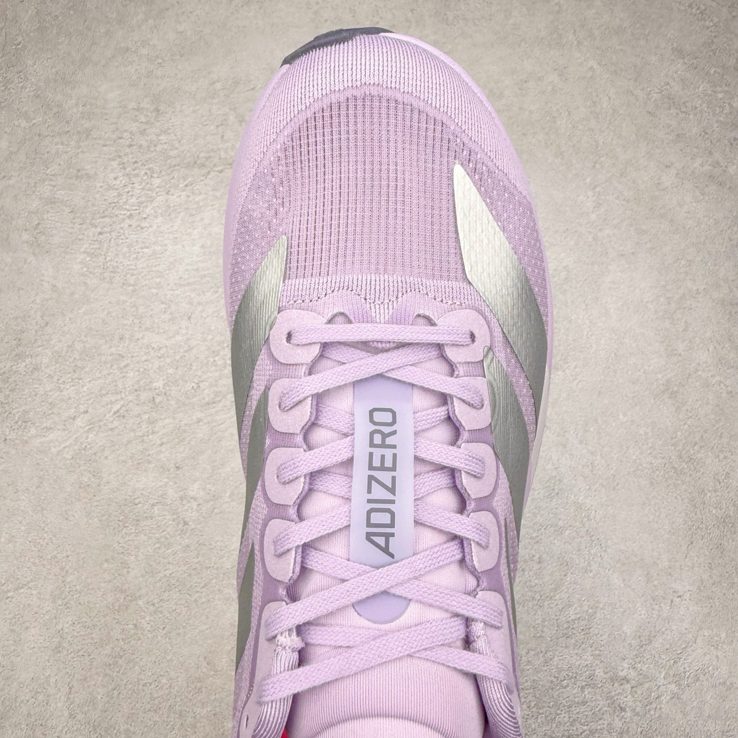 图片[4]-AD Adizero EVO SL 马拉松竞速专业跑鞋 JS4447 CELERMESH针织网面非常轻薄 纤维间的缝隙很大 可以保证跑步时的透气、排汗效果 鞋舌直接与两侧的内衬和鞋底连接在一起 在跑步过程中不会被鞋舌的左右移动所困扰 在标准鞋带孔的基础上再拓宽一组鞋带孔 适合不同脚型的需求 突破性 EnergyRods 技术，有助于跑者实现更好的成绩 中底独特的LIGHTSTRIKE PRO泡棉材质 微弹感觉在跑步过程中给予了良好的支撑体验 对于顶级精英和高水平进阶跑者来说 ADIOS PRO是一双值得信赖的竞速比赛用鞋 尺码：36 36.5 37.5 38 38.5 39 40 40.5 41 42 42.5 43 44 44.5 45-选品中心