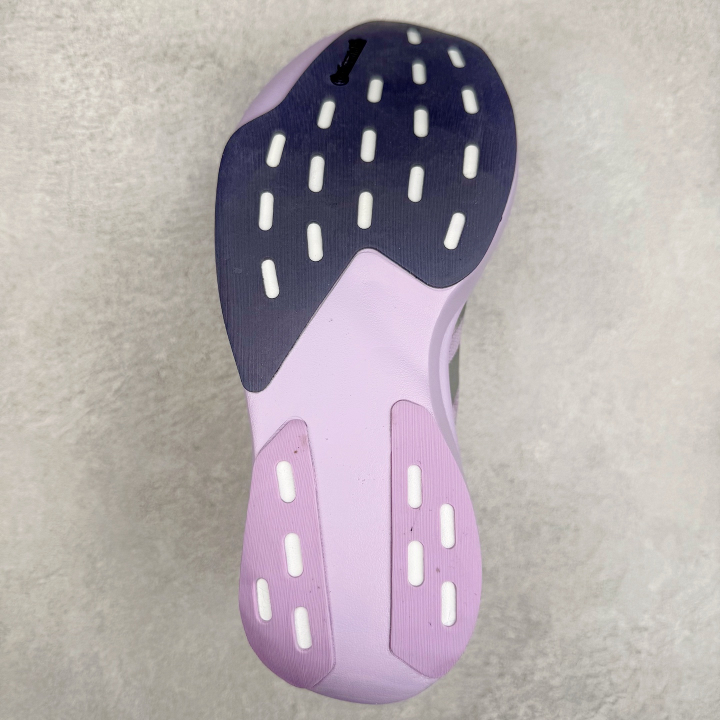 图片[9]-AD Adizero EVO SL 马拉松竞速专业跑鞋 JS4447 CELERMESH针织网面非常轻薄 纤维间的缝隙很大 可以保证跑步时的透气、排汗效果 鞋舌直接与两侧的内衬和鞋底连接在一起 在跑步过程中不会被鞋舌的左右移动所困扰 在标准鞋带孔的基础上再拓宽一组鞋带孔 适合不同脚型的需求 突破性 EnergyRods 技术，有助于跑者实现更好的成绩 中底独特的LIGHTSTRIKE PRO泡棉材质 微弹感觉在跑步过程中给予了良好的支撑体验 对于顶级精英和高水平进阶跑者来说 ADIOS PRO是一双值得信赖的竞速比赛用鞋 尺码：36 36.5 37.5 38 38.5 39 40 40.5 41 42 42.5 43 44 44.5 45-选品中心