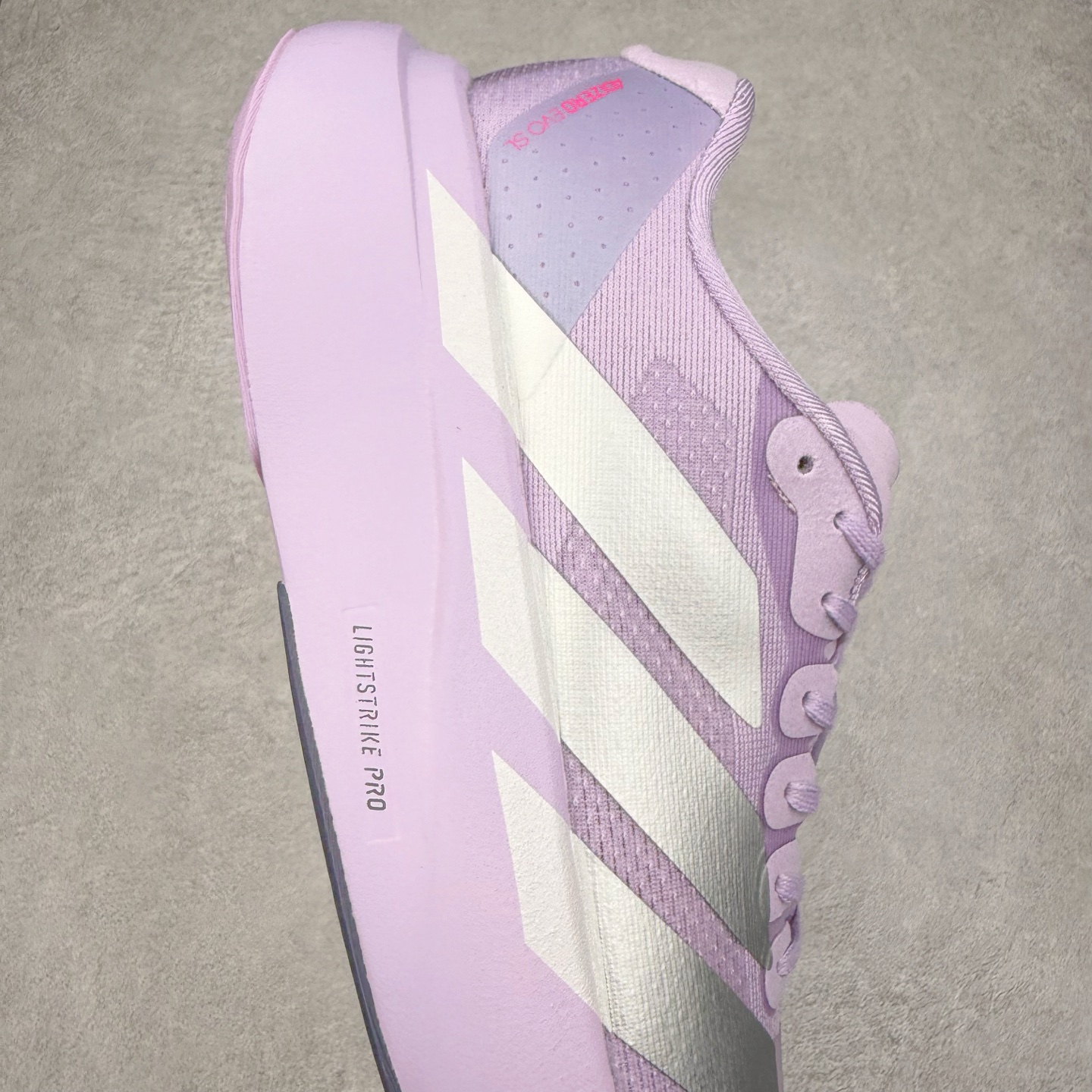 图片[6]-AD Adizero EVO SL 马拉松竞速专业跑鞋 JS4447 CELERMESH针织网面非常轻薄 纤维间的缝隙很大 可以保证跑步时的透气、排汗效果 鞋舌直接与两侧的内衬和鞋底连接在一起 在跑步过程中不会被鞋舌的左右移动所困扰 在标准鞋带孔的基础上再拓宽一组鞋带孔 适合不同脚型的需求 突破性 EnergyRods 技术，有助于跑者实现更好的成绩 中底独特的LIGHTSTRIKE PRO泡棉材质 微弹感觉在跑步过程中给予了良好的支撑体验 对于顶级精英和高水平进阶跑者来说 ADIOS PRO是一双值得信赖的竞速比赛用鞋 尺码：36 36.5 37.5 38 38.5 39 40 40.5 41 42 42.5 43 44 44.5 45-选品中心