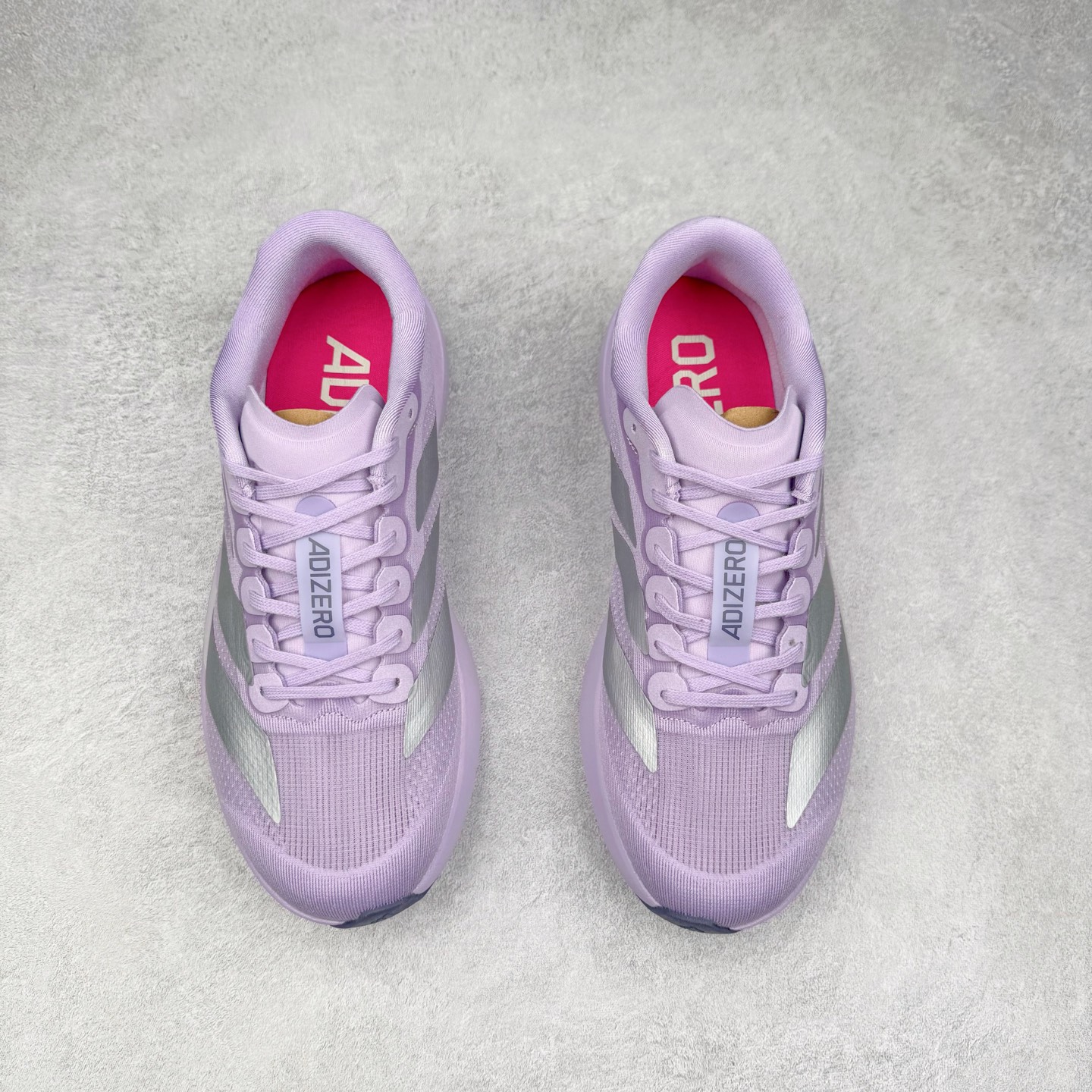 图片[2]-AD Adizero EVO SL 马拉松竞速专业跑鞋 JS4447 CELERMESH针织网面非常轻薄 纤维间的缝隙很大 可以保证跑步时的透气、排汗效果 鞋舌直接与两侧的内衬和鞋底连接在一起 在跑步过程中不会被鞋舌的左右移动所困扰 在标准鞋带孔的基础上再拓宽一组鞋带孔 适合不同脚型的需求 突破性 EnergyRods 技术，有助于跑者实现更好的成绩 中底独特的LIGHTSTRIKE PRO泡棉材质 微弹感觉在跑步过程中给予了良好的支撑体验 对于顶级精英和高水平进阶跑者来说 ADIOS PRO是一双值得信赖的竞速比赛用鞋 尺码：36 36.5 37.5 38 38.5 39 40 40.5 41 42 42.5 43 44 44.5 45-选品中心