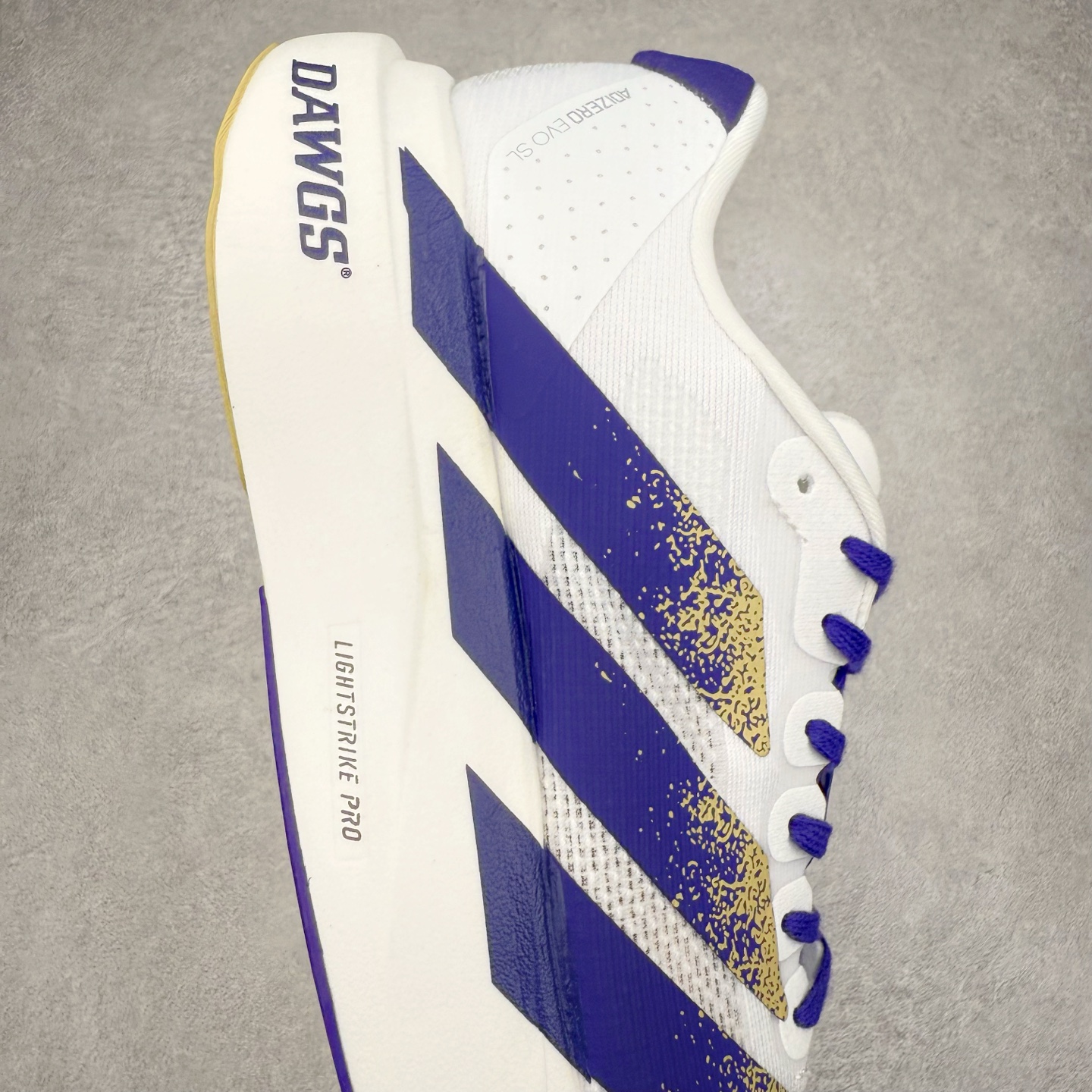 图片[6]-AD Adizero EVO SL 马拉松竞速专业跑鞋 JQ4578 CELERMESH针织网面非常轻薄 纤维间的缝隙很大 可以保证跑步时的透气、排汗效果 鞋舌直接与两侧的内衬和鞋底连接在一起 在跑步过程中不会被鞋舌的左右移动所困扰 在标准鞋带孔的基础上再拓宽一组鞋带孔 适合不同脚型的需求 突破性 EnergyRods 技术，有助于跑者实现更好的成绩 中底独特的LIGHTSTRIKE PRO泡棉材质 微弹感觉在跑步过程中给予了良好的支撑体验 对于顶级精英和高水平进阶跑者来说 ADIOS PRO是一双值得信赖的竞速比赛用鞋 尺码：36 36.5 37.5 38 38.5 39 40 40.5 41 42 42.5 43 44 44.5 45-选品中心