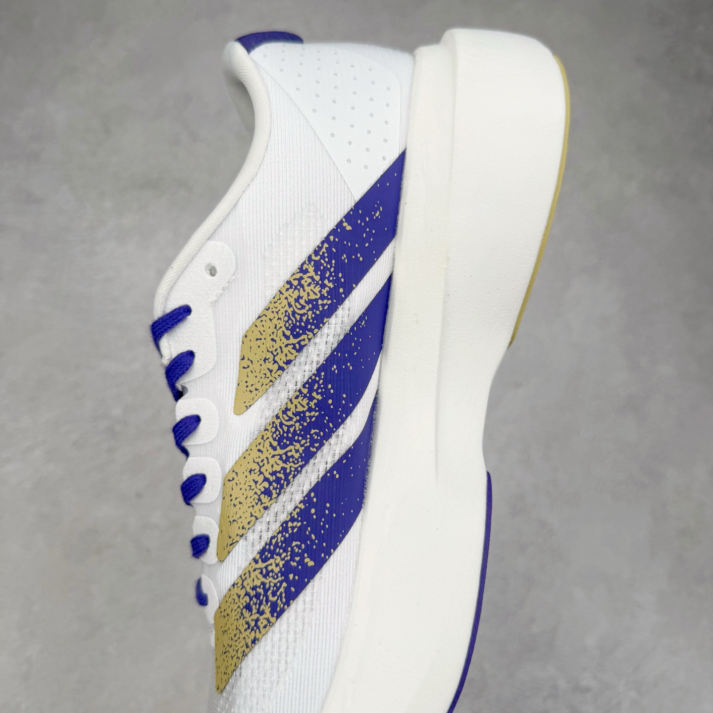 图片[7]-AD Adizero EVO SL 马拉松竞速专业跑鞋 JQ4578 CELERMESH针织网面非常轻薄 纤维间的缝隙很大 可以保证跑步时的透气、排汗效果 鞋舌直接与两侧的内衬和鞋底连接在一起 在跑步过程中不会被鞋舌的左右移动所困扰 在标准鞋带孔的基础上再拓宽一组鞋带孔 适合不同脚型的需求 突破性 EnergyRods 技术，有助于跑者实现更好的成绩 中底独特的LIGHTSTRIKE PRO泡棉材质 微弹感觉在跑步过程中给予了良好的支撑体验 对于顶级精英和高水平进阶跑者来说 ADIOS PRO是一双值得信赖的竞速比赛用鞋 尺码：36 36.5 37.5 38 38.5 39 40 40.5 41 42 42.5 43 44 44.5 45-选品中心