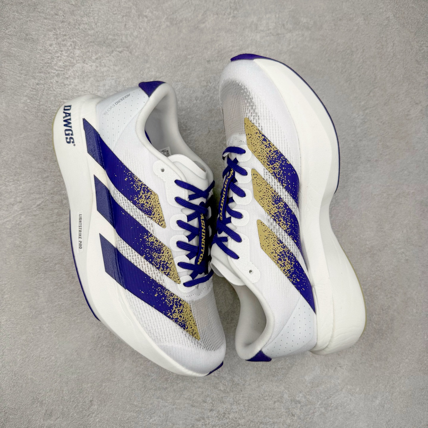 图片[3]-AD Adizero EVO SL 马拉松竞速专业跑鞋 JQ4578 CELERMESH针织网面非常轻薄 纤维间的缝隙很大 可以保证跑步时的透气、排汗效果 鞋舌直接与两侧的内衬和鞋底连接在一起 在跑步过程中不会被鞋舌的左右移动所困扰 在标准鞋带孔的基础上再拓宽一组鞋带孔 适合不同脚型的需求 突破性 EnergyRods 技术，有助于跑者实现更好的成绩 中底独特的LIGHTSTRIKE PRO泡棉材质 微弹感觉在跑步过程中给予了良好的支撑体验 对于顶级精英和高水平进阶跑者来说 ADIOS PRO是一双值得信赖的竞速比赛用鞋 尺码：36 36.5 37.5 38 38.5 39 40 40.5 41 42 42.5 43 44 44.5 45-选品中心