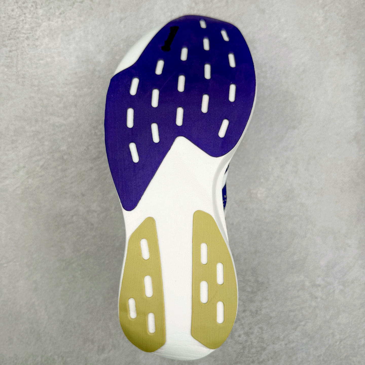 图片[9]-AD Adizero EVO SL 马拉松竞速专业跑鞋 JQ4578 CELERMESH针织网面非常轻薄 纤维间的缝隙很大 可以保证跑步时的透气、排汗效果 鞋舌直接与两侧的内衬和鞋底连接在一起 在跑步过程中不会被鞋舌的左右移动所困扰 在标准鞋带孔的基础上再拓宽一组鞋带孔 适合不同脚型的需求 突破性 EnergyRods 技术，有助于跑者实现更好的成绩 中底独特的LIGHTSTRIKE PRO泡棉材质 微弹感觉在跑步过程中给予了良好的支撑体验 对于顶级精英和高水平进阶跑者来说 ADIOS PRO是一双值得信赖的竞速比赛用鞋 尺码：36 36.5 37.5 38 38.5 39 40 40.5 41 42 42.5 43 44 44.5 45-选品中心