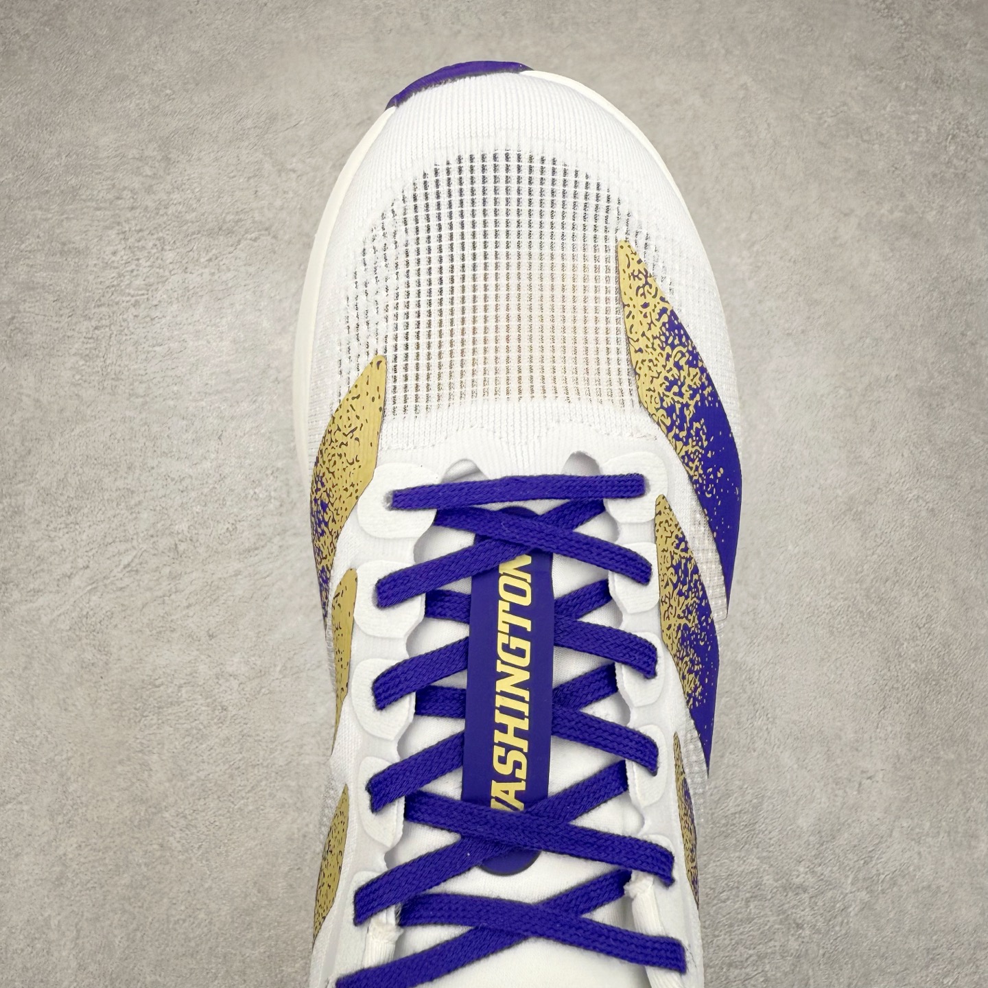 图片[4]-AD Adizero EVO SL 马拉松竞速专业跑鞋 JQ4578 CELERMESH针织网面非常轻薄 纤维间的缝隙很大 可以保证跑步时的透气、排汗效果 鞋舌直接与两侧的内衬和鞋底连接在一起 在跑步过程中不会被鞋舌的左右移动所困扰 在标准鞋带孔的基础上再拓宽一组鞋带孔 适合不同脚型的需求 突破性 EnergyRods 技术，有助于跑者实现更好的成绩 中底独特的LIGHTSTRIKE PRO泡棉材质 微弹感觉在跑步过程中给予了良好的支撑体验 对于顶级精英和高水平进阶跑者来说 ADIOS PRO是一双值得信赖的竞速比赛用鞋 尺码：36 36.5 37.5 38 38.5 39 40 40.5 41 42 42.5 43 44 44.5 45-选品中心