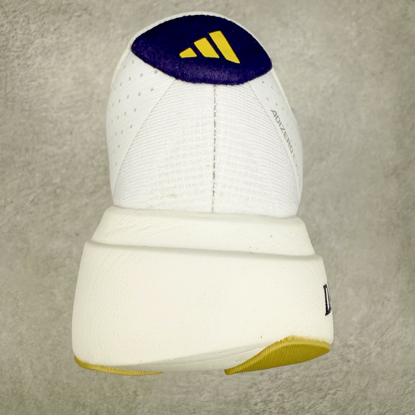 图片[8]-AD Adizero EVO SL 马拉松竞速专业跑鞋 JQ4578 CELERMESH针织网面非常轻薄 纤维间的缝隙很大 可以保证跑步时的透气、排汗效果 鞋舌直接与两侧的内衬和鞋底连接在一起 在跑步过程中不会被鞋舌的左右移动所困扰 在标准鞋带孔的基础上再拓宽一组鞋带孔 适合不同脚型的需求 突破性 EnergyRods 技术，有助于跑者实现更好的成绩 中底独特的LIGHTSTRIKE PRO泡棉材质 微弹感觉在跑步过程中给予了良好的支撑体验 对于顶级精英和高水平进阶跑者来说 ADIOS PRO是一双值得信赖的竞速比赛用鞋 尺码：36 36.5 37.5 38 38.5 39 40 40.5 41 42 42.5 43 44 44.5 45-选品中心