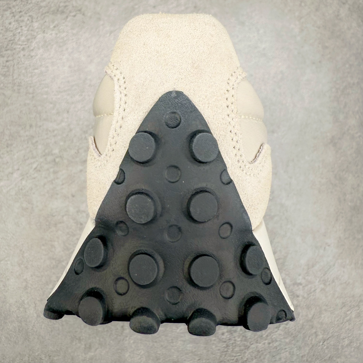 图片[8]-New Balance MS327 NB新百伦系列复古休闲运动慢跑鞋 #以更纯粹的复古风格设计打造的全新造型 侧身还以解构设计 将 N 字标志以做旧压花样式呈现 样式别具新意 而麂皮、冲孔皮革的塑造 则呈现出高级怀旧气质 也让鞋款在奢华时装风格与运动氛围之间达到了平衡 鞋身采用尼龙及猪巴革麂皮物料拼接构成 中底高弹PU材质及满丁防滑橡胶外底 尺码：36 37 37.5 38 38.5 39.5 40 40.5 41.5 42 42.5 43 44 45-选品中心