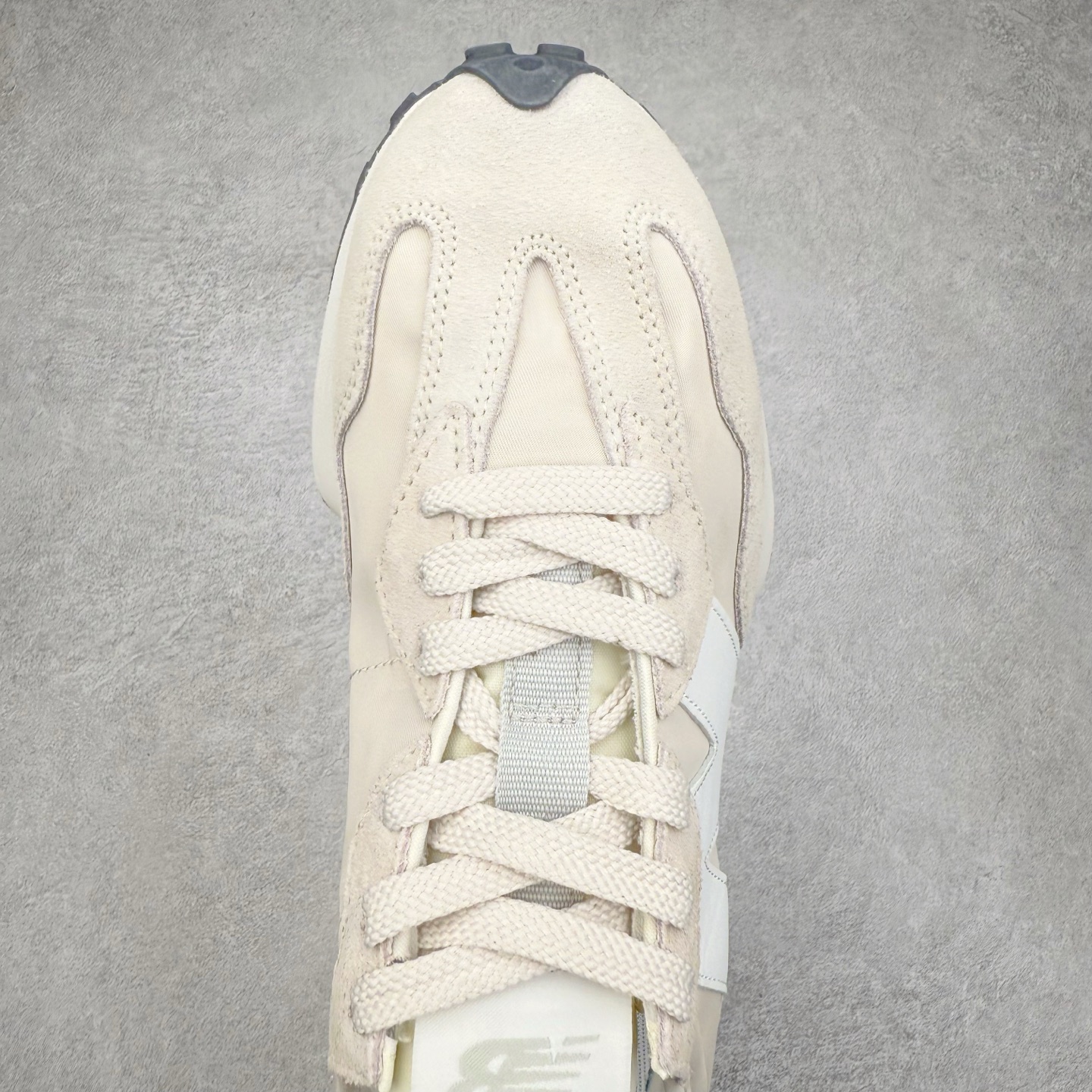 图片[4]-New Balance MS327 NB新百伦系列复古休闲运动慢跑鞋 #以更纯粹的复古风格设计打造的全新造型 侧身还以解构设计 将 N 字标志以做旧压花样式呈现 样式别具新意 而麂皮、冲孔皮革的塑造 则呈现出高级怀旧气质 也让鞋款在奢华时装风格与运动氛围之间达到了平衡 鞋身采用尼龙及猪巴革麂皮物料拼接构成 中底高弹PU材质及满丁防滑橡胶外底 尺码：36 37 37.5 38 38.5 39.5 40 40.5 41.5 42 42.5 43 44 45-选品中心