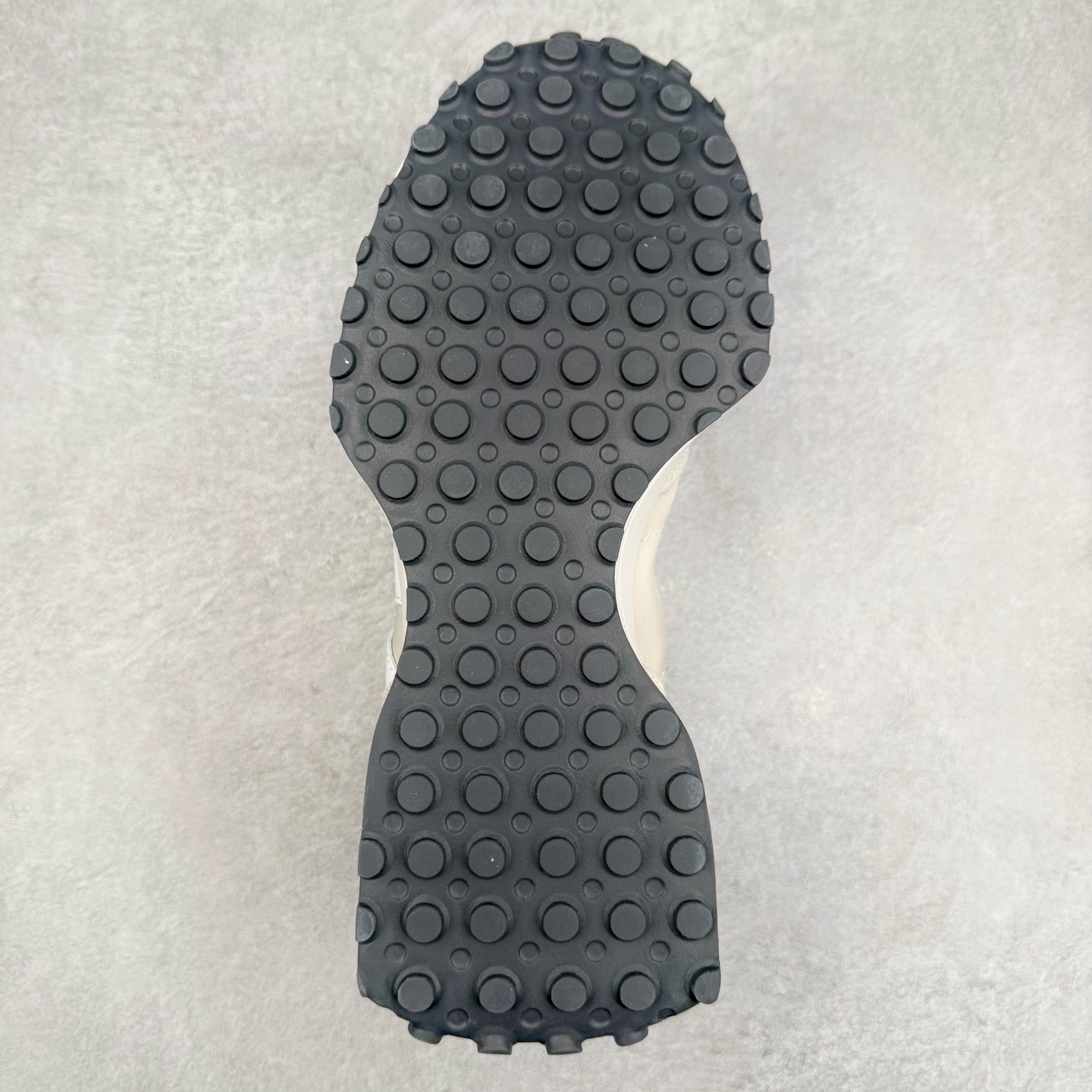 图片[9]-New Balance MS327 NB新百伦系列复古休闲运动慢跑鞋 #以更纯粹的复古风格设计打造的全新造型 侧身还以解构设计 将 N 字标志以做旧压花样式呈现 样式别具新意 而麂皮、冲孔皮革的塑造 则呈现出高级怀旧气质 也让鞋款在奢华时装风格与运动氛围之间达到了平衡 鞋身采用尼龙及猪巴革麂皮物料拼接构成 中底高弹PU材质及满丁防滑橡胶外底 尺码：36 37 37.5 38 38.5 39.5 40 40.5 41.5 42 42.5 43 44 45-选品中心