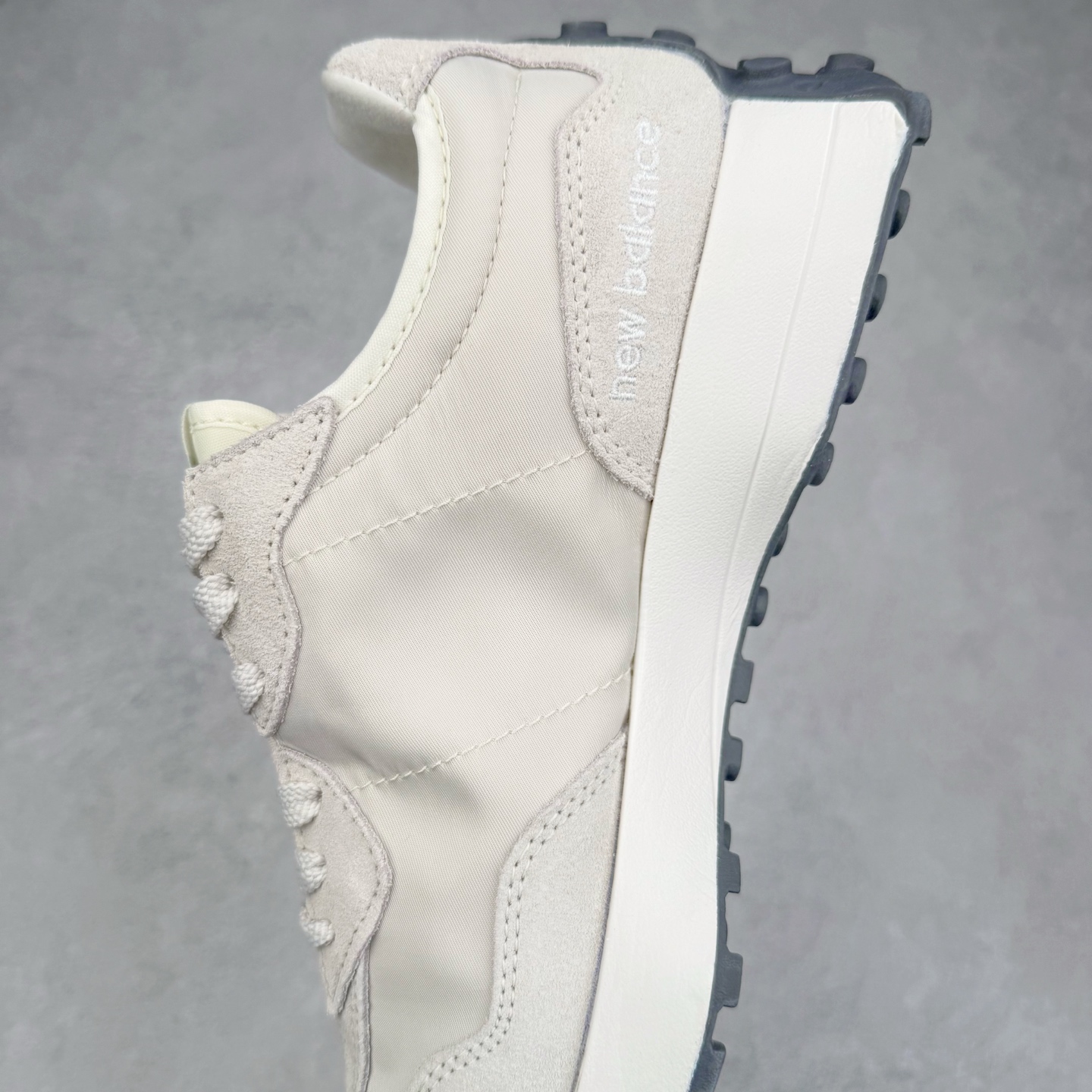 图片[7]-New Balance MS327 NB新百伦系列复古休闲运动慢跑鞋 #以更纯粹的复古风格设计打造的全新造型 侧身还以解构设计 将 N 字标志以做旧压花样式呈现 样式别具新意 而麂皮、冲孔皮革的塑造 则呈现出高级怀旧气质 也让鞋款在奢华时装风格与运动氛围之间达到了平衡 鞋身采用尼龙及猪巴革麂皮物料拼接构成 中底高弹PU材质及满丁防滑橡胶外底 尺码：36 37 37.5 38 38.5 39.5 40 40.5 41.5 42 42.5 43 44 45-选品中心