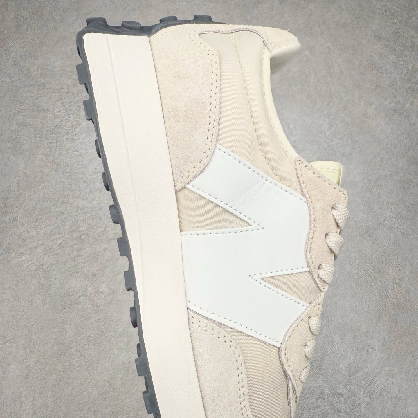 图片[6]-New Balance MS327 NB新百伦系列复古休闲运动慢跑鞋 #以更纯粹的复古风格设计打造的全新造型 侧身还以解构设计 将 N 字标志以做旧压花样式呈现 样式别具新意 而麂皮、冲孔皮革的塑造 则呈现出高级怀旧气质 也让鞋款在奢华时装风格与运动氛围之间达到了平衡 鞋身采用尼龙及猪巴革麂皮物料拼接构成 中底高弹PU材质及满丁防滑橡胶外底 尺码：36 37 37.5 38 38.5 39.5 40 40.5 41.5 42 42.5 43 44 45-选品中心