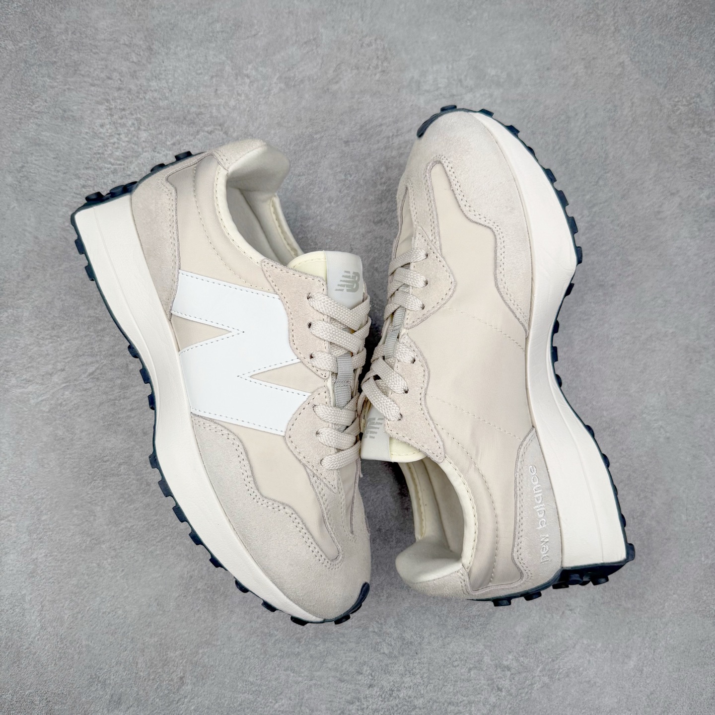 图片[3]-New Balance MS327 NB新百伦系列复古休闲运动慢跑鞋 #以更纯粹的复古风格设计打造的全新造型 侧身还以解构设计 将 N 字标志以做旧压花样式呈现 样式别具新意 而麂皮、冲孔皮革的塑造 则呈现出高级怀旧气质 也让鞋款在奢华时装风格与运动氛围之间达到了平衡 鞋身采用尼龙及猪巴革麂皮物料拼接构成 中底高弹PU材质及满丁防滑橡胶外底 尺码：36 37 37.5 38 38.5 39.5 40 40.5 41.5 42 42.5 43 44 45-选品中心