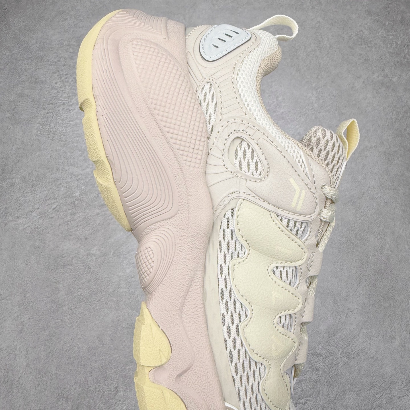 图片[6]-FILA TRUFFLE 斐乐蘑菇鞋摩登系列时尚百搭潮流休闲运动 织物合成革透气低帮跑步鞋 FUSION 系列传承了 FILA 的百年基因，融入年轻运动及潮流文化，成为引领变革、创新突破的一代。以“1+N” 的跨界合作模式重现经典的同时创造经典。带来最出其不意的跨界合作惊喜。同时，FILAFUSION把FILA 的 DNA 融入到定制体验里，你可以随心制造厲于你的产品。FILA FUSION 的鞋家族涵盖了老爹鞋、跑步鞋、网球鞋、季节款。风格复古新潮，满足了时尚人士出行及各类运动的搭配需求，成为当下年轻人筷拥的鞋类品牌之一。FILA FUSION 走进年轻人的世界，通过年轻人运动，街舞，滑板，篮球，展现 FILA FUSION 的潮流态度和年轻文化。FILA FUSION 认为末来属于引领变革、创新突破的年轻一代，让我们一起构成 FILA 未来的蓝图吧！尺码：35.5 36 36.5 37.5 38 38.5 39 40 40.5 41 42 42.5 43 44 44.5 45-选品中心