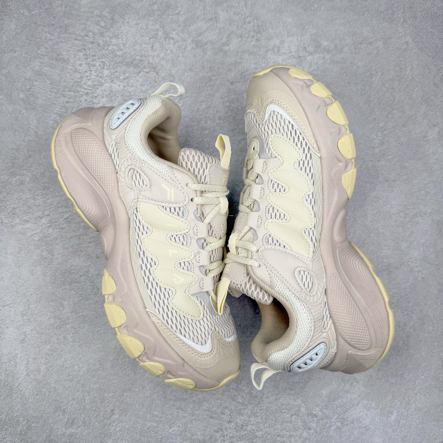 图片[3]-FILA TRUFFLE 斐乐蘑菇鞋摩登系列时尚百搭潮流休闲运动 织物合成革透气低帮跑步鞋 FUSION 系列传承了 FILA 的百年基因，融入年轻运动及潮流文化，成为引领变革、创新突破的一代。以“1+N” 的跨界合作模式重现经典的同时创造经典。带来最出其不意的跨界合作惊喜。同时，FILAFUSION把FILA 的 DNA 融入到定制体验里，你可以随心制造厲于你的产品。FILA FUSION 的鞋家族涵盖了老爹鞋、跑步鞋、网球鞋、季节款。风格复古新潮，满足了时尚人士出行及各类运动的搭配需求，成为当下年轻人筷拥的鞋类品牌之一。FILA FUSION 走进年轻人的世界，通过年轻人运动，街舞，滑板，篮球，展现 FILA FUSION 的潮流态度和年轻文化。FILA FUSION 认为末来属于引领变革、创新突破的年轻一代，让我们一起构成 FILA 未来的蓝图吧！尺码：35.5 36 36.5 37.5 38 38.5 39 40 40.5 41 42 42.5 43 44 44.5 45-选品中心