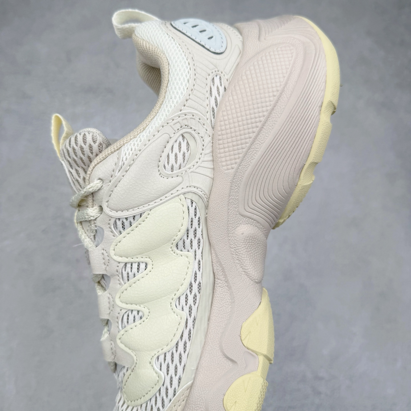 图片[7]-FILA TRUFFLE 斐乐蘑菇鞋摩登系列时尚百搭潮流休闲运动 织物合成革透气低帮跑步鞋 FUSION 系列传承了 FILA 的百年基因，融入年轻运动及潮流文化，成为引领变革、创新突破的一代。以“1+N” 的跨界合作模式重现经典的同时创造经典。带来最出其不意的跨界合作惊喜。同时，FILAFUSION把FILA 的 DNA 融入到定制体验里，你可以随心制造厲于你的产品。FILA FUSION 的鞋家族涵盖了老爹鞋、跑步鞋、网球鞋、季节款。风格复古新潮，满足了时尚人士出行及各类运动的搭配需求，成为当下年轻人筷拥的鞋类品牌之一。FILA FUSION 走进年轻人的世界，通过年轻人运动，街舞，滑板，篮球，展现 FILA FUSION 的潮流态度和年轻文化。FILA FUSION 认为末来属于引领变革、创新突破的年轻一代，让我们一起构成 FILA 未来的蓝图吧！尺码：35.5 36 36.5 37.5 38 38.5 39 40 40.5 41 42 42.5 43 44 44.5 45-选品中心