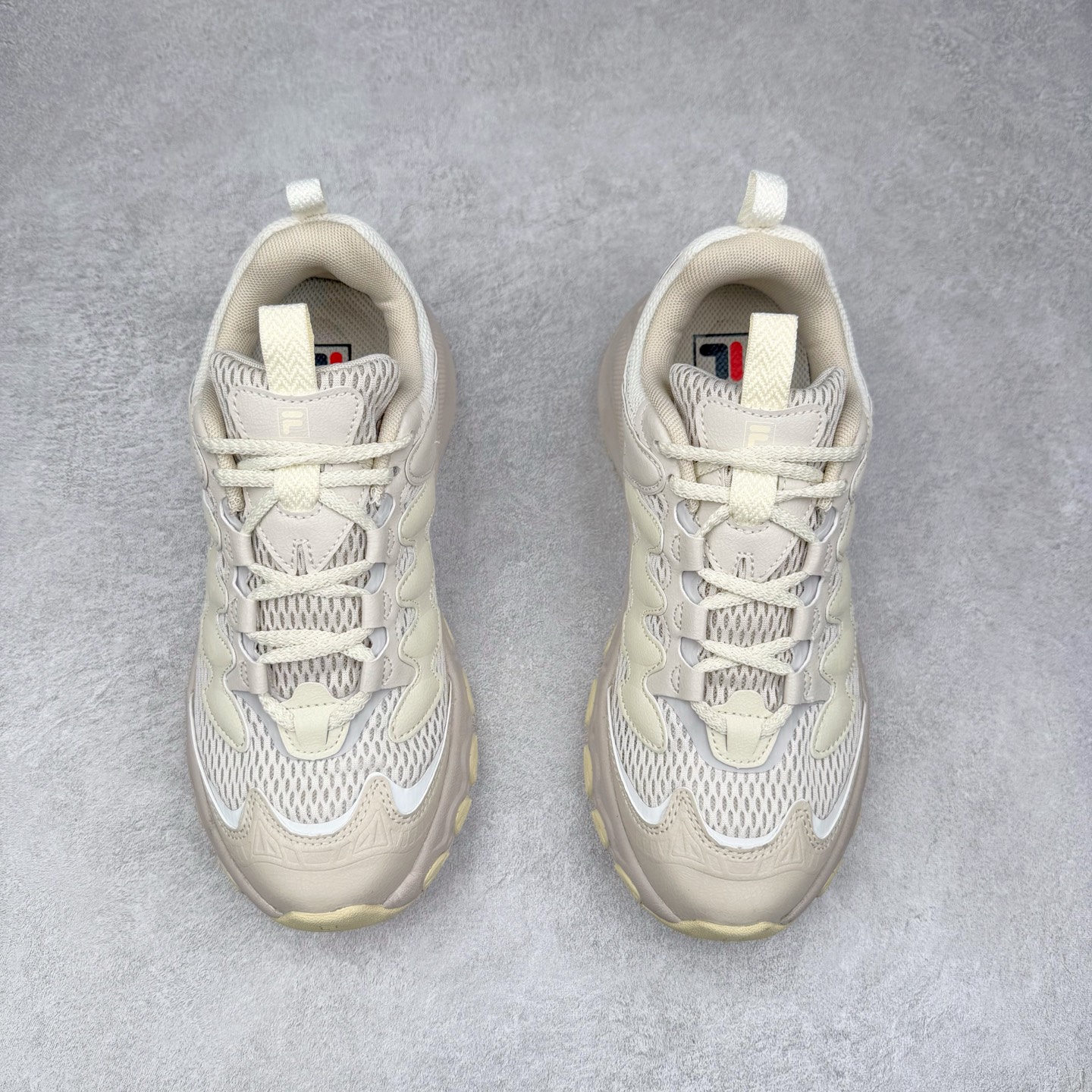 图片[2]-FILA TRUFFLE 斐乐蘑菇鞋摩登系列时尚百搭潮流休闲运动 织物合成革透气低帮跑步鞋 FUSION 系列传承了 FILA 的百年基因，融入年轻运动及潮流文化，成为引领变革、创新突破的一代。以“1+N” 的跨界合作模式重现经典的同时创造经典。带来最出其不意的跨界合作惊喜。同时，FILAFUSION把FILA 的 DNA 融入到定制体验里，你可以随心制造厲于你的产品。FILA FUSION 的鞋家族涵盖了老爹鞋、跑步鞋、网球鞋、季节款。风格复古新潮，满足了时尚人士出行及各类运动的搭配需求，成为当下年轻人筷拥的鞋类品牌之一。FILA FUSION 走进年轻人的世界，通过年轻人运动，街舞，滑板，篮球，展现 FILA FUSION 的潮流态度和年轻文化。FILA FUSION 认为末来属于引领变革、创新突破的年轻一代，让我们一起构成 FILA 未来的蓝图吧！尺码：35.5 36 36.5 37.5 38 38.5 39 40 40.5 41 42 42.5 43 44 44.5 45-选品中心