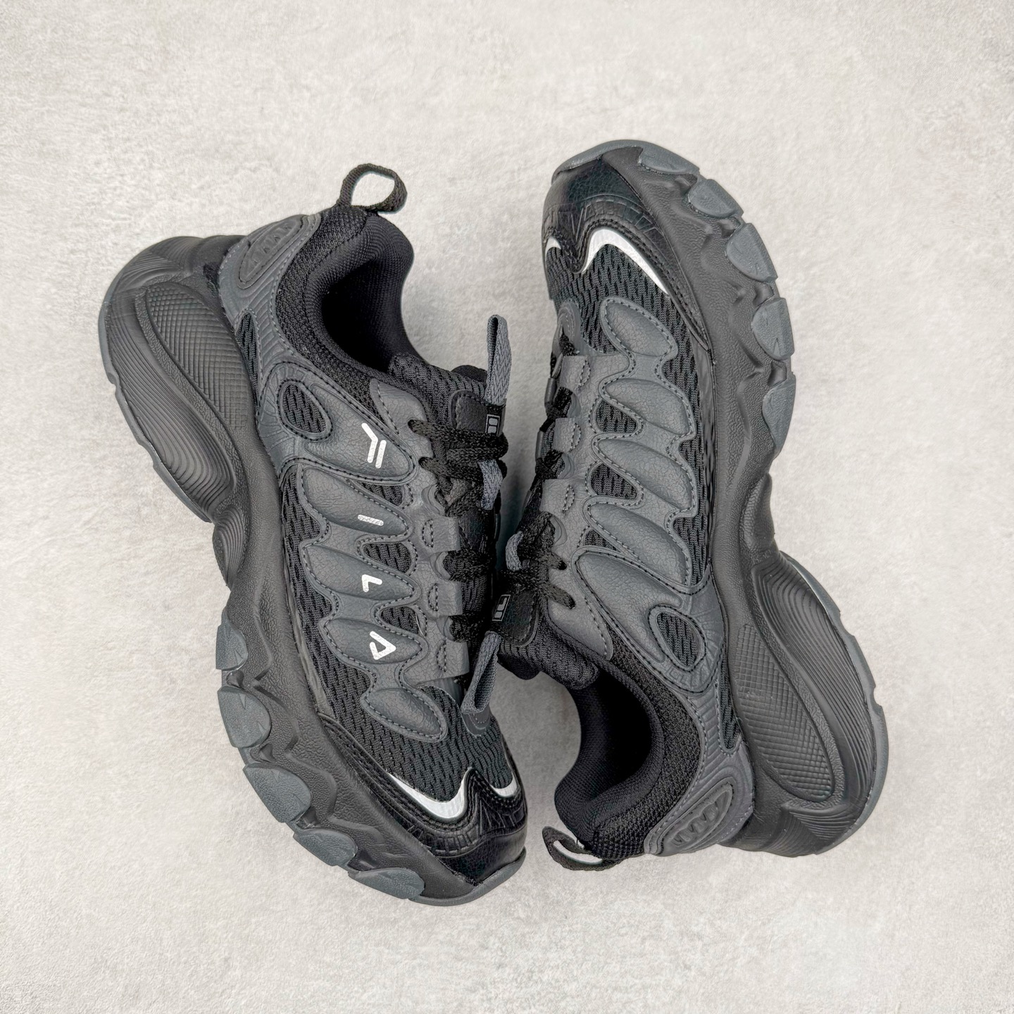 图片[3]-FILA TRUFFLE 斐乐蘑菇鞋摩登系列时尚百搭潮流休闲运动 织物合成革透气低帮跑步鞋 FUSION 系列传承了 FILA 的百年基因，融入年轻运动及潮流文化，成为引领变革、创新突破的一代。以“1+N” 的跨界合作模式重现经典的同时创造经典。带来最出其不意的跨界合作惊喜。同时，FILAFUSION把FILA 的 DNA 融入到定制体验里，你可以随心制造厲于你的产品。FILA FUSION 的鞋家族涵盖了老爹鞋、跑步鞋、网球鞋、季节款。风格复古新潮，满足了时尚人士出行及各类运动的搭配需求，成为当下年轻人筷拥的鞋类品牌之一。FILA FUSION 走进年轻人的世界，通过年轻人运动，街舞，滑板，篮球，展现 FILA FUSION 的潮流态度和年轻文化。FILA FUSION 认为末来属于引领变革、创新突破的年轻一代，让我们一起构成 FILA 未来的蓝图吧！尺码：35.5 36 36.5 37.5 38 38.5 39 40 40.5 41 42 42.5 43 44 44.5 45-选品中心