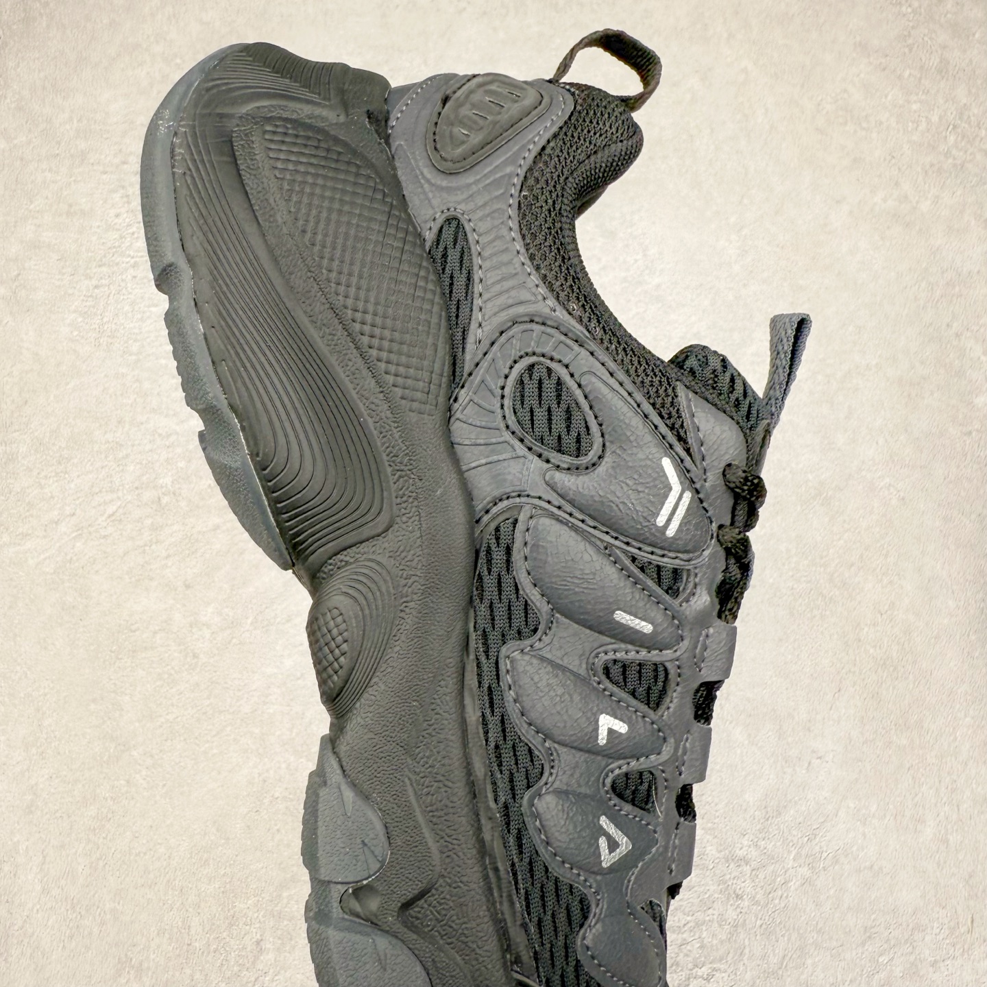 图片[6]-FILA TRUFFLE 斐乐蘑菇鞋摩登系列时尚百搭潮流休闲运动 织物合成革透气低帮跑步鞋 FUSION 系列传承了 FILA 的百年基因，融入年轻运动及潮流文化，成为引领变革、创新突破的一代。以“1+N” 的跨界合作模式重现经典的同时创造经典。带来最出其不意的跨界合作惊喜。同时，FILAFUSION把FILA 的 DNA 融入到定制体验里，你可以随心制造厲于你的产品。FILA FUSION 的鞋家族涵盖了老爹鞋、跑步鞋、网球鞋、季节款。风格复古新潮，满足了时尚人士出行及各类运动的搭配需求，成为当下年轻人筷拥的鞋类品牌之一。FILA FUSION 走进年轻人的世界，通过年轻人运动，街舞，滑板，篮球，展现 FILA FUSION 的潮流态度和年轻文化。FILA FUSION 认为末来属于引领变革、创新突破的年轻一代，让我们一起构成 FILA 未来的蓝图吧！尺码：35.5 36 36.5 37.5 38 38.5 39 40 40.5 41 42 42.5 43 44 44.5 45-选品中心