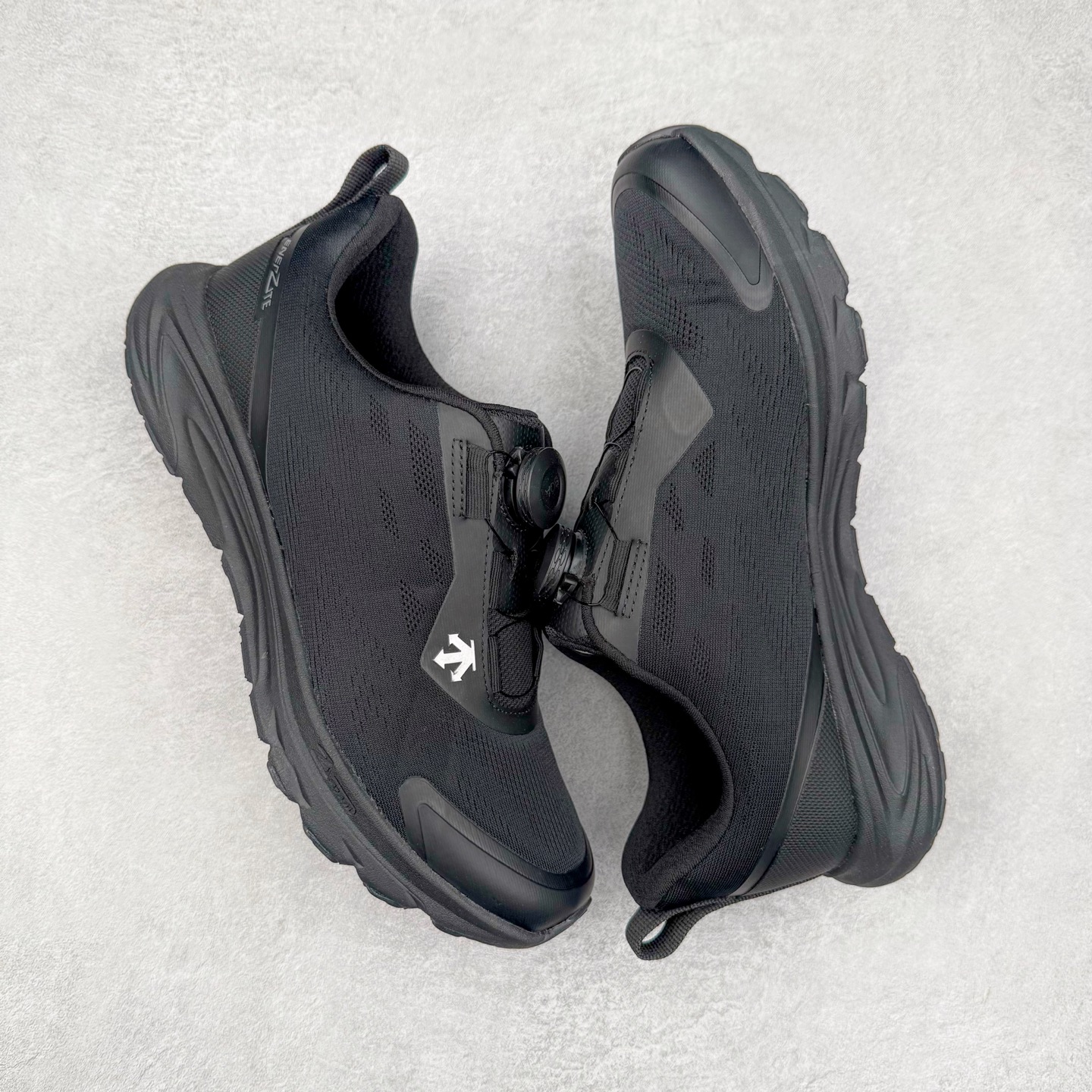 图片[3]-＃HP DESCENTE RUNNING BOA 迪桑特透气防滑耐磨低帮跑步鞋 DESCENTE（迪桑特）创立于1935年，品牌名取自法语词汇，意为“滑降”。品牌箭头标识代表滑雪的三种技术“高速直线滑行”、“穿越”和“侧滑”，也寓意品牌在打造高端专业运动产品中不断追求完美的创新精神，致力于成为中国高端专业滑雪、综训、女子、铁人三项、高尔夫的第一品牌。尺码：39 40 40.5 41 42 42.5 43 44 44.5 45-选品中心