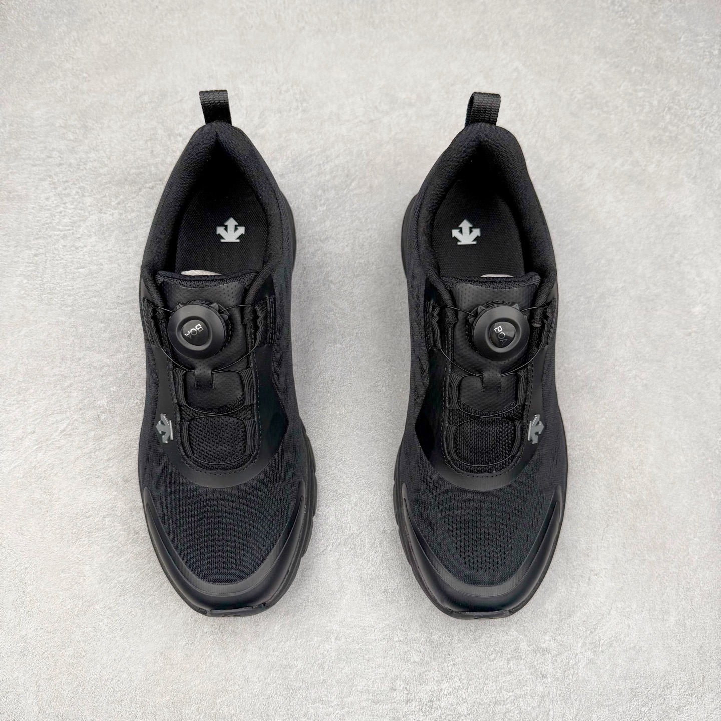 图片[2]-＃HP DESCENTE RUNNING BOA 迪桑特透气防滑耐磨低帮跑步鞋 DESCENTE（迪桑特）创立于1935年，品牌名取自法语词汇，意为“滑降”。品牌箭头标识代表滑雪的三种技术“高速直线滑行”、“穿越”和“侧滑”，也寓意品牌在打造高端专业运动产品中不断追求完美的创新精神，致力于成为中国高端专业滑雪、综训、女子、铁人三项、高尔夫的第一品牌。尺码：39 40 40.5 41 42 42.5 43 44 44.5 45-选品中心