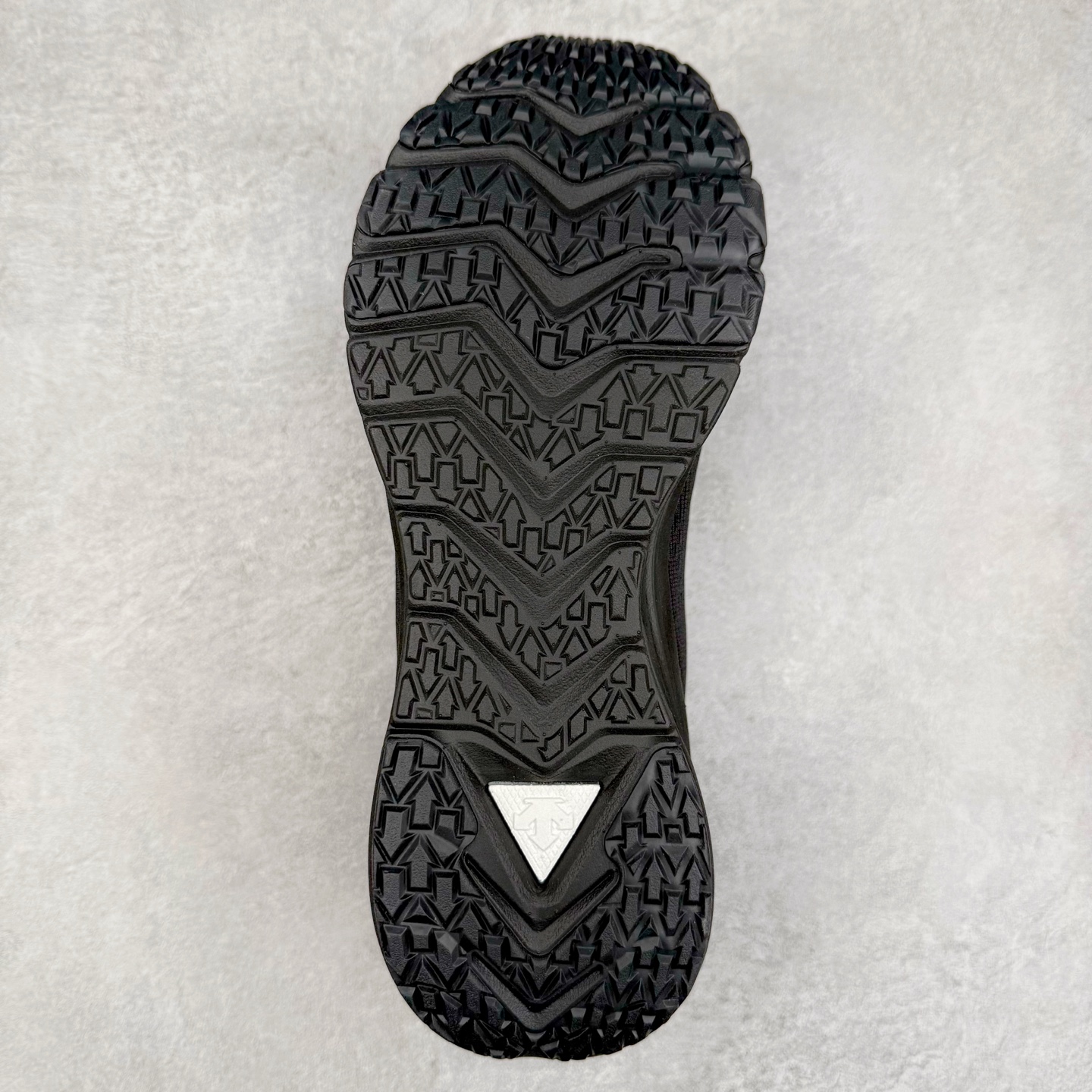 图片[9]-＃HP DESCENTE RUNNING BOA 迪桑特透气防滑耐磨低帮跑步鞋 DESCENTE（迪桑特）创立于1935年，品牌名取自法语词汇，意为“滑降”。品牌箭头标识代表滑雪的三种技术“高速直线滑行”、“穿越”和“侧滑”，也寓意品牌在打造高端专业运动产品中不断追求完美的创新精神，致力于成为中国高端专业滑雪、综训、女子、铁人三项、高尔夫的第一品牌。尺码：39 40 40.5 41 42 42.5 43 44 44.5 45-选品中心