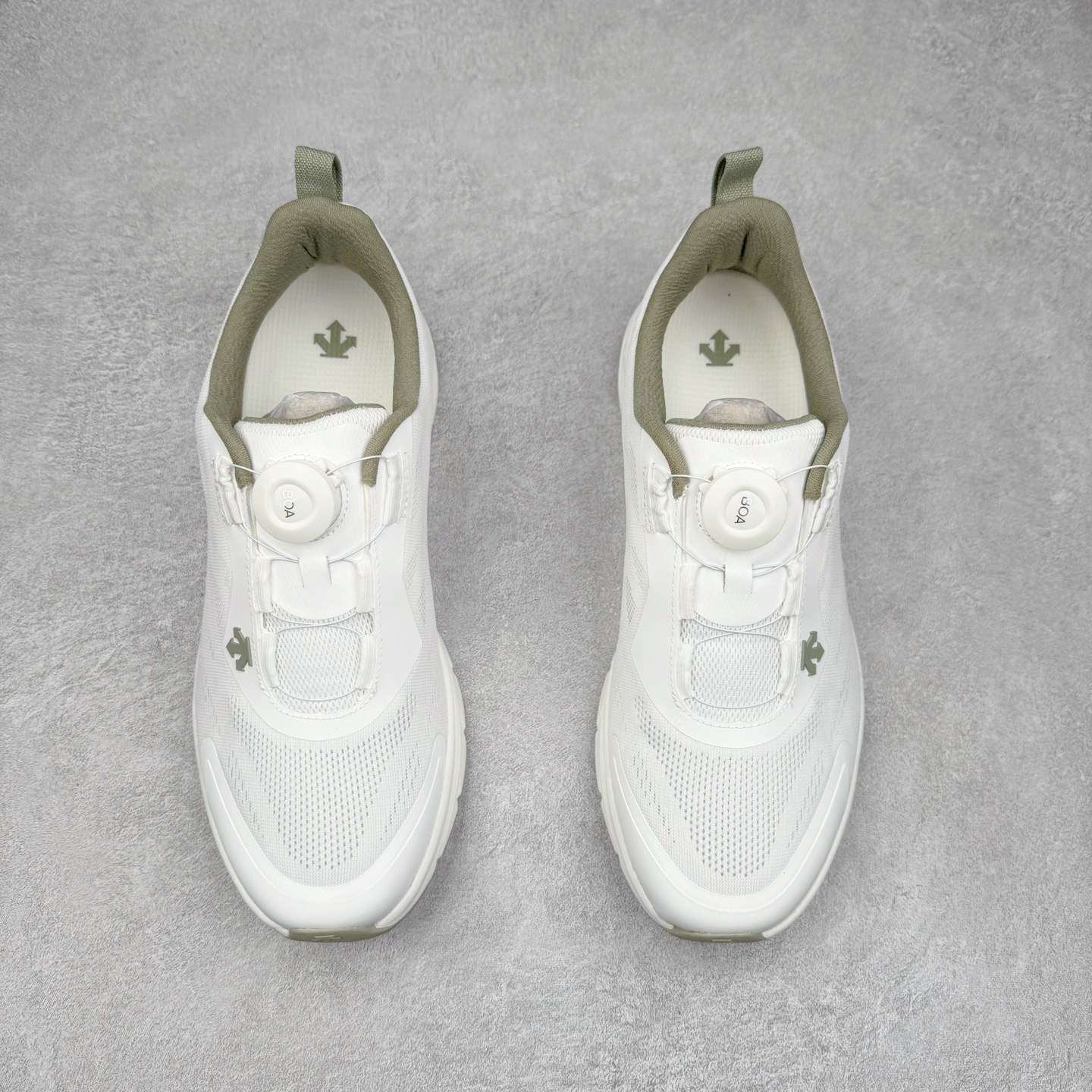 图片[2]-＃HP DESCENTE RUNNING BOA 迪桑特透气防滑耐磨低帮跑步鞋 DESCENTE（迪桑特）创立于1935年，品牌名取自法语词汇，意为“滑降”。品牌箭头标识代表滑雪的三种技术“高速直线滑行”、“穿越”和“侧滑”，也寓意品牌在打造高端专业运动产品中不断追求完美的创新精神，致力于成为中国高端专业滑雪、综训、女子、铁人三项、高尔夫的第一品牌。尺码：39 40 40.5 41 42 42.5 43 44 44.5 45-选品中心