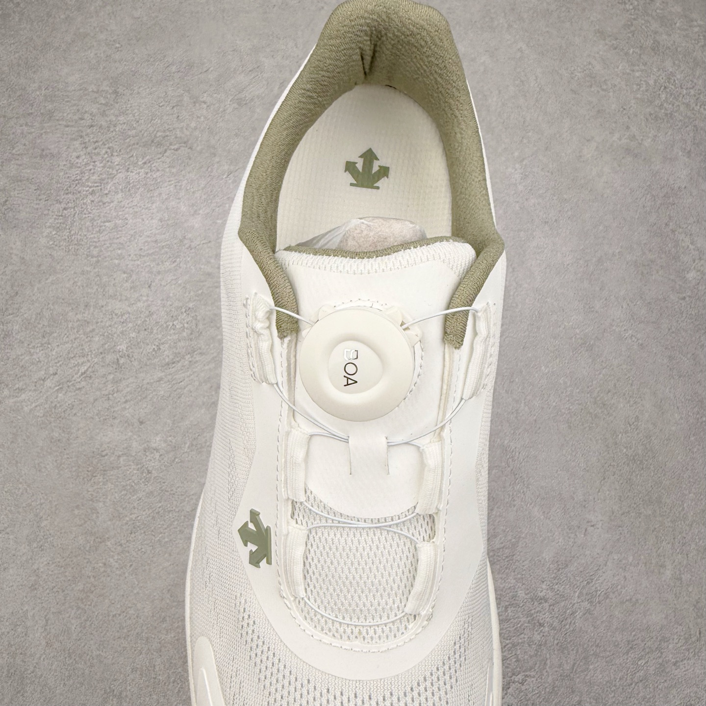 图片[5]-＃HP DESCENTE RUNNING BOA 迪桑特透气防滑耐磨低帮跑步鞋 DESCENTE（迪桑特）创立于1935年，品牌名取自法语词汇，意为“滑降”。品牌箭头标识代表滑雪的三种技术“高速直线滑行”、“穿越”和“侧滑”，也寓意品牌在打造高端专业运动产品中不断追求完美的创新精神，致力于成为中国高端专业滑雪、综训、女子、铁人三项、高尔夫的第一品牌。尺码：39 40 40.5 41 42 42.5 43 44 44.5 45-选品中心