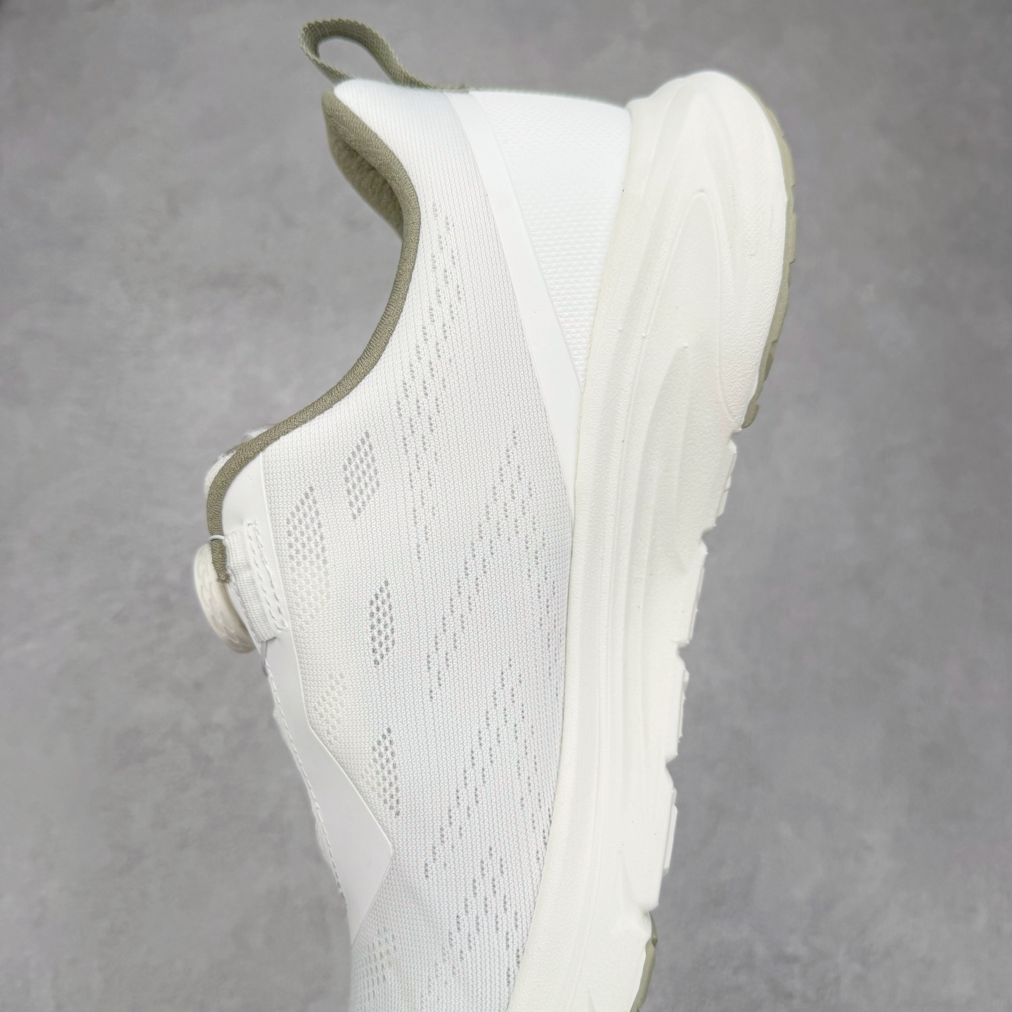 图片[7]-＃HP DESCENTE RUNNING BOA 迪桑特透气防滑耐磨低帮跑步鞋 DESCENTE（迪桑特）创立于1935年，品牌名取自法语词汇，意为“滑降”。品牌箭头标识代表滑雪的三种技术“高速直线滑行”、“穿越”和“侧滑”，也寓意品牌在打造高端专业运动产品中不断追求完美的创新精神，致力于成为中国高端专业滑雪、综训、女子、铁人三项、高尔夫的第一品牌。尺码：39 40 40.5 41 42 42.5 43 44 44.5 45-选品中心