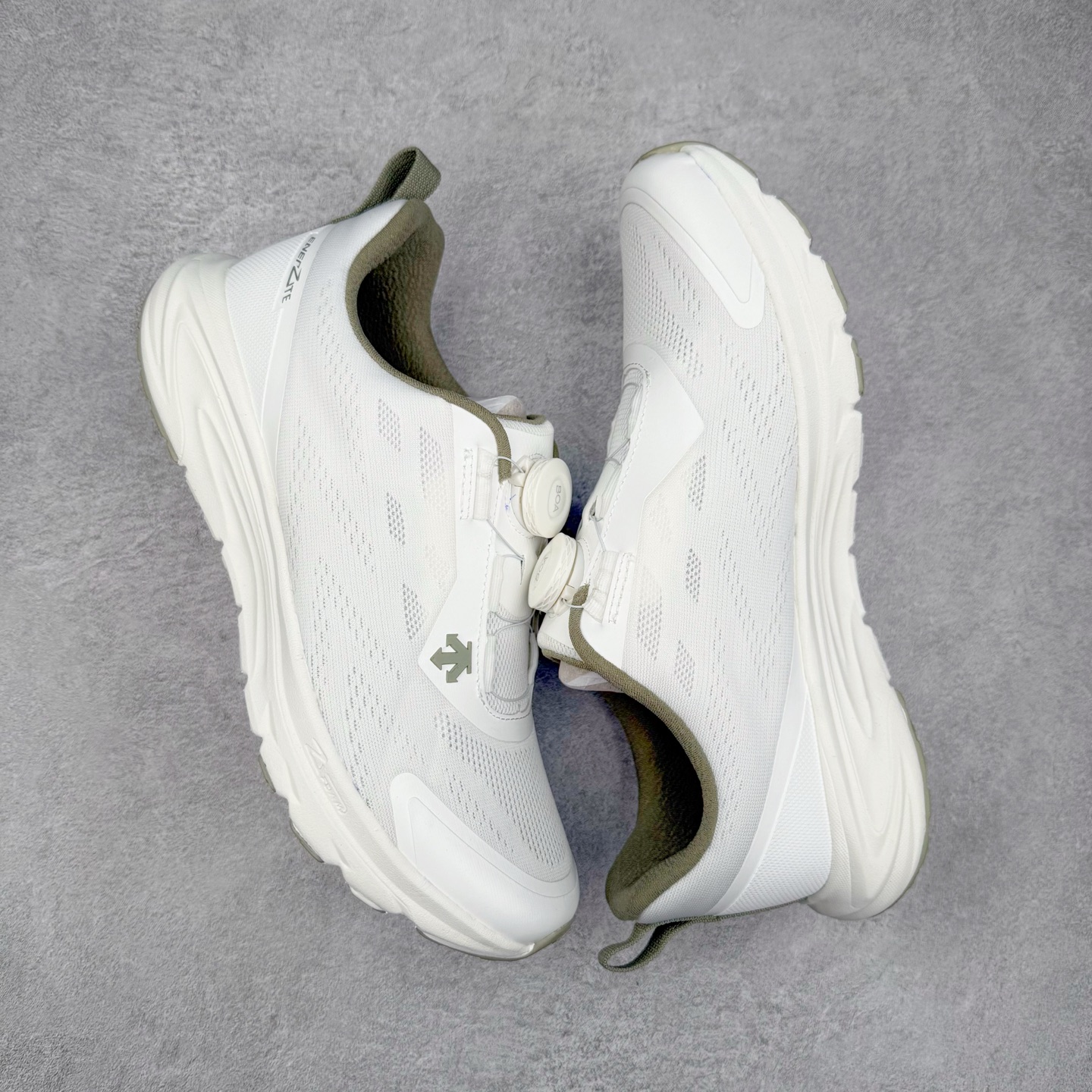 图片[3]-＃HP DESCENTE RUNNING BOA 迪桑特透气防滑耐磨低帮跑步鞋 DESCENTE（迪桑特）创立于1935年，品牌名取自法语词汇，意为“滑降”。品牌箭头标识代表滑雪的三种技术“高速直线滑行”、“穿越”和“侧滑”，也寓意品牌在打造高端专业运动产品中不断追求完美的创新精神，致力于成为中国高端专业滑雪、综训、女子、铁人三项、高尔夫的第一品牌。尺码：39 40 40.5 41 42 42.5 43 44 44.5 45-选品中心