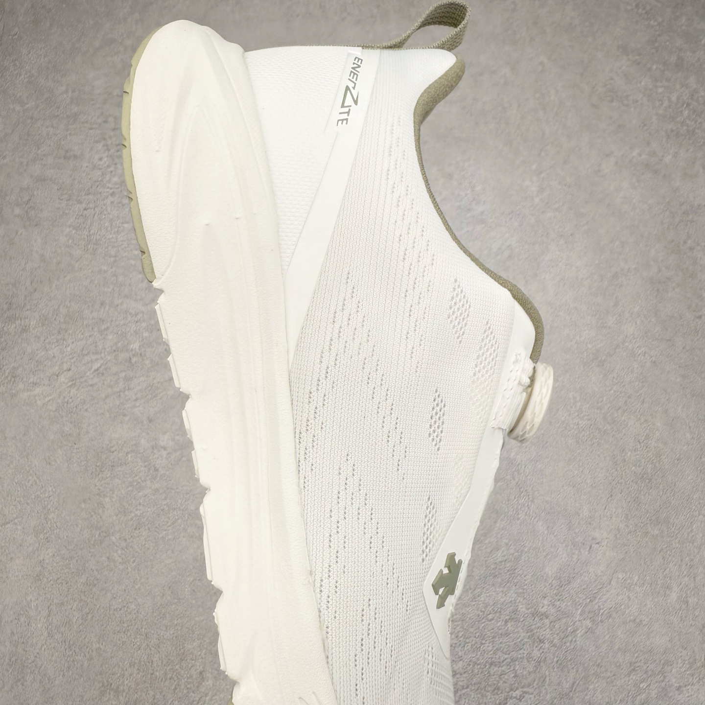 图片[6]-＃HP DESCENTE RUNNING BOA 迪桑特透气防滑耐磨低帮跑步鞋 DESCENTE（迪桑特）创立于1935年，品牌名取自法语词汇，意为“滑降”。品牌箭头标识代表滑雪的三种技术“高速直线滑行”、“穿越”和“侧滑”，也寓意品牌在打造高端专业运动产品中不断追求完美的创新精神，致力于成为中国高端专业滑雪、综训、女子、铁人三项、高尔夫的第一品牌。尺码：39 40 40.5 41 42 42.5 43 44 44.5 45-选品中心