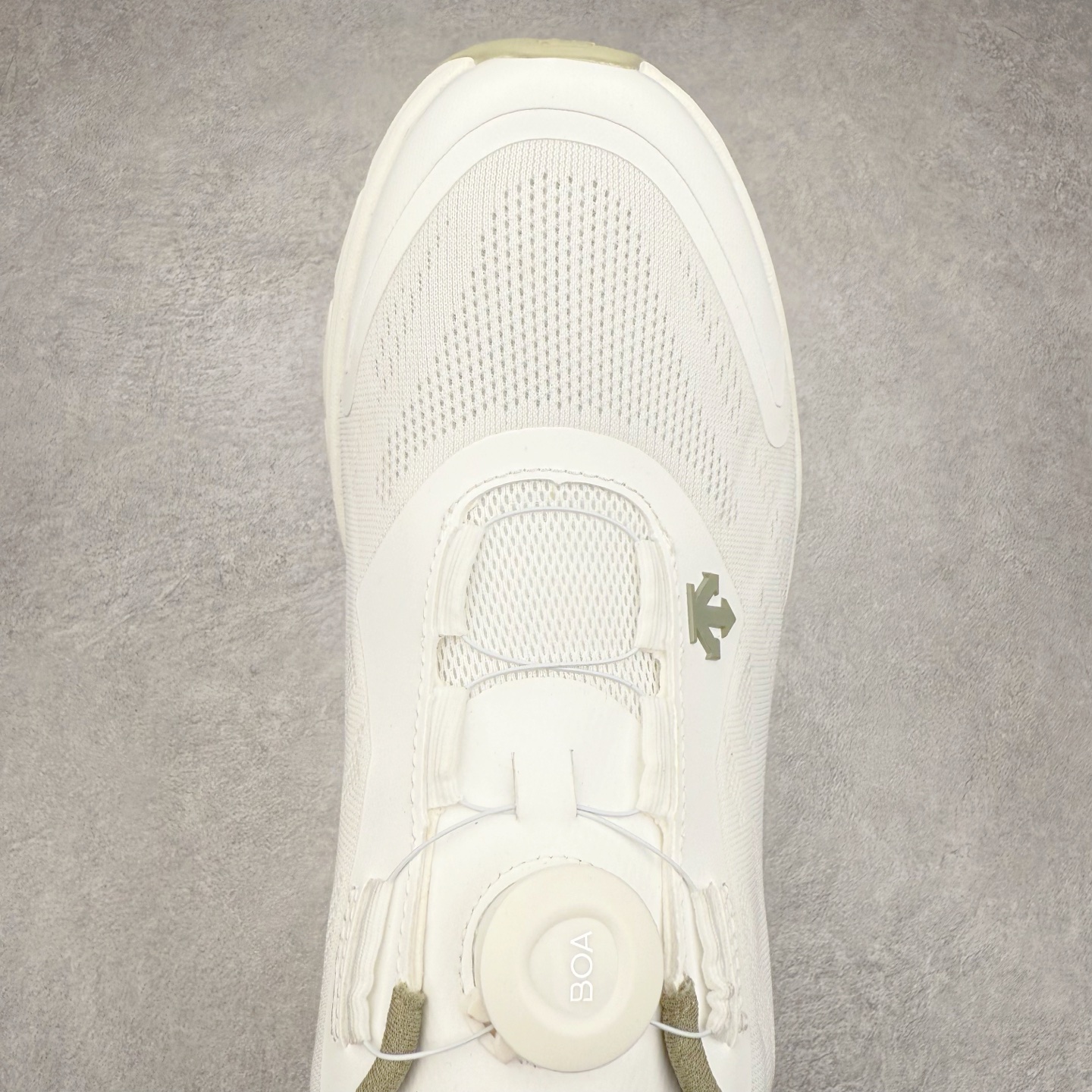 图片[4]-＃HP DESCENTE RUNNING BOA 迪桑特透气防滑耐磨低帮跑步鞋 DESCENTE（迪桑特）创立于1935年，品牌名取自法语词汇，意为“滑降”。品牌箭头标识代表滑雪的三种技术“高速直线滑行”、“穿越”和“侧滑”，也寓意品牌在打造高端专业运动产品中不断追求完美的创新精神，致力于成为中国高端专业滑雪、综训、女子、铁人三项、高尔夫的第一品牌。尺码：39 40 40.5 41 42 42.5 43 44 44.5 45-选品中心