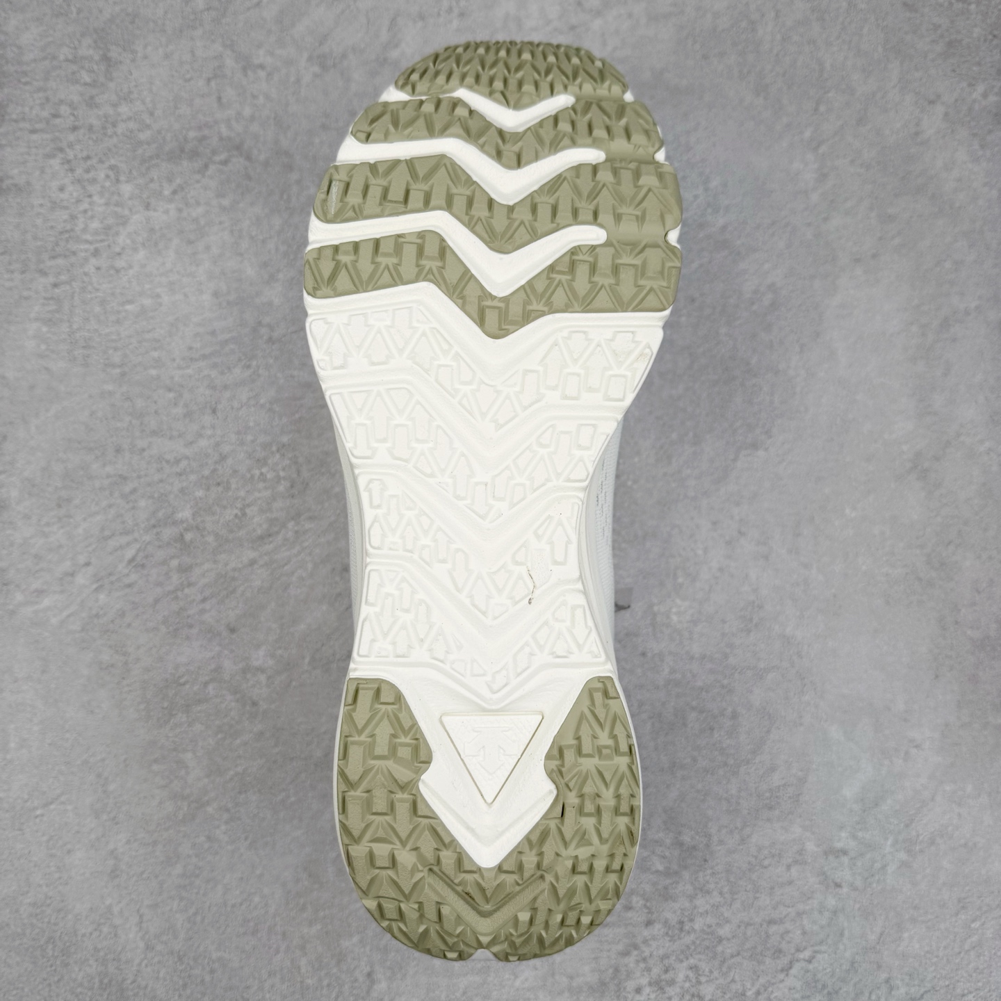 图片[9]-＃HP DESCENTE RUNNING BOA 迪桑特透气防滑耐磨低帮跑步鞋 DESCENTE（迪桑特）创立于1935年，品牌名取自法语词汇，意为“滑降”。品牌箭头标识代表滑雪的三种技术“高速直线滑行”、“穿越”和“侧滑”，也寓意品牌在打造高端专业运动产品中不断追求完美的创新精神，致力于成为中国高端专业滑雪、综训、女子、铁人三项、高尔夫的第一品牌。尺码：39 40 40.5 41 42 42.5 43 44 44.5 45-选品中心