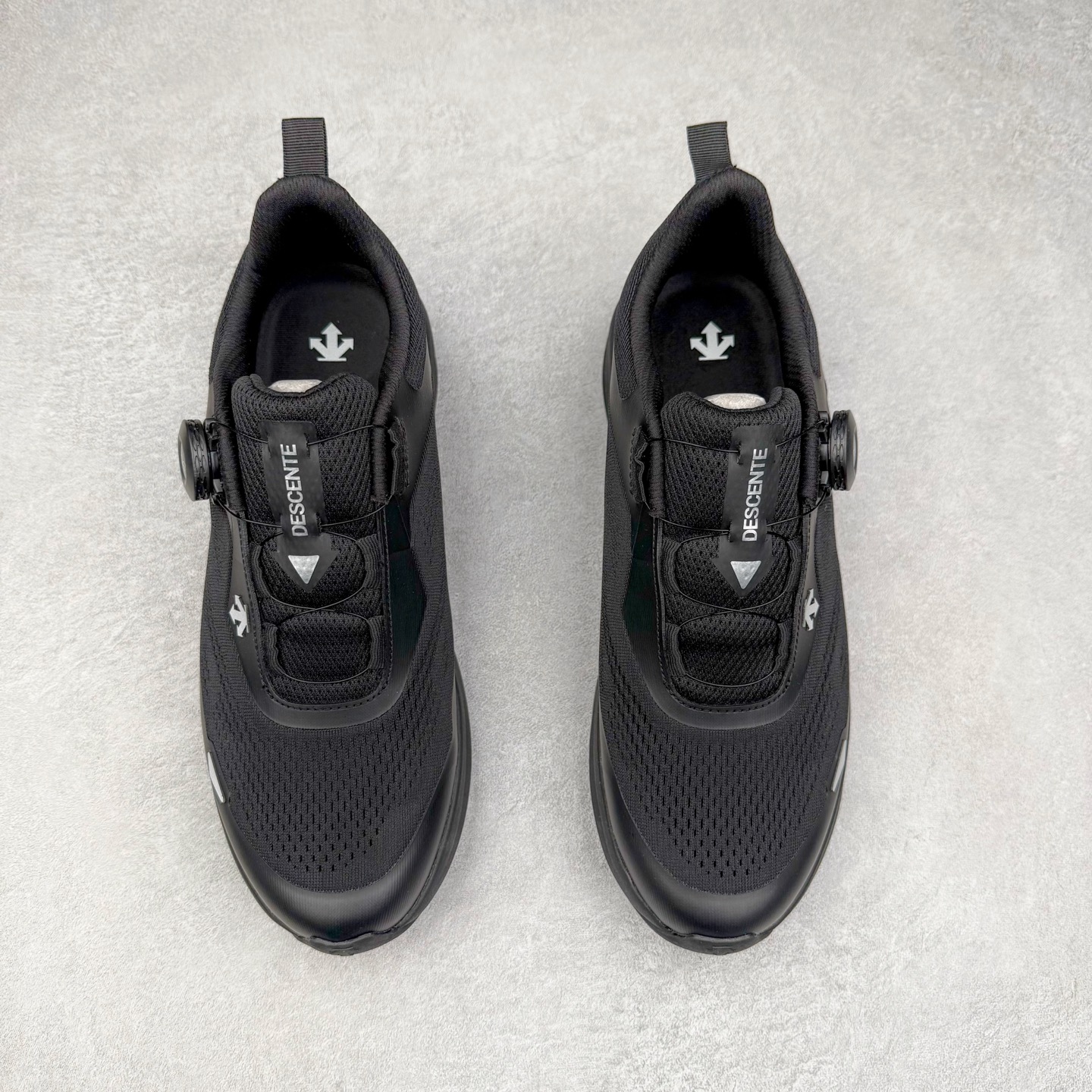 图片[2]-＃HP DESCENTE LAVITATE WIRE 3.0 Z-FOAM 迪桑特时尚舒适回弹低帮跑步鞋 DESCENTE（迪桑特）创立于1935年，品牌名取自法语词汇，意为“滑降”。品牌箭头标识代表滑雪的三种技术“高速直线滑行”、“穿越”和“侧滑”，也寓意品牌在打造高端专业运动产品中不断追求完美的创新精神，致力于成为中国高端专业滑雪、综训、女子、铁人三项、高尔夫的第一品牌。尺码：39 40 40.5 41 42 42.5 43 44 44.5 45-选品中心