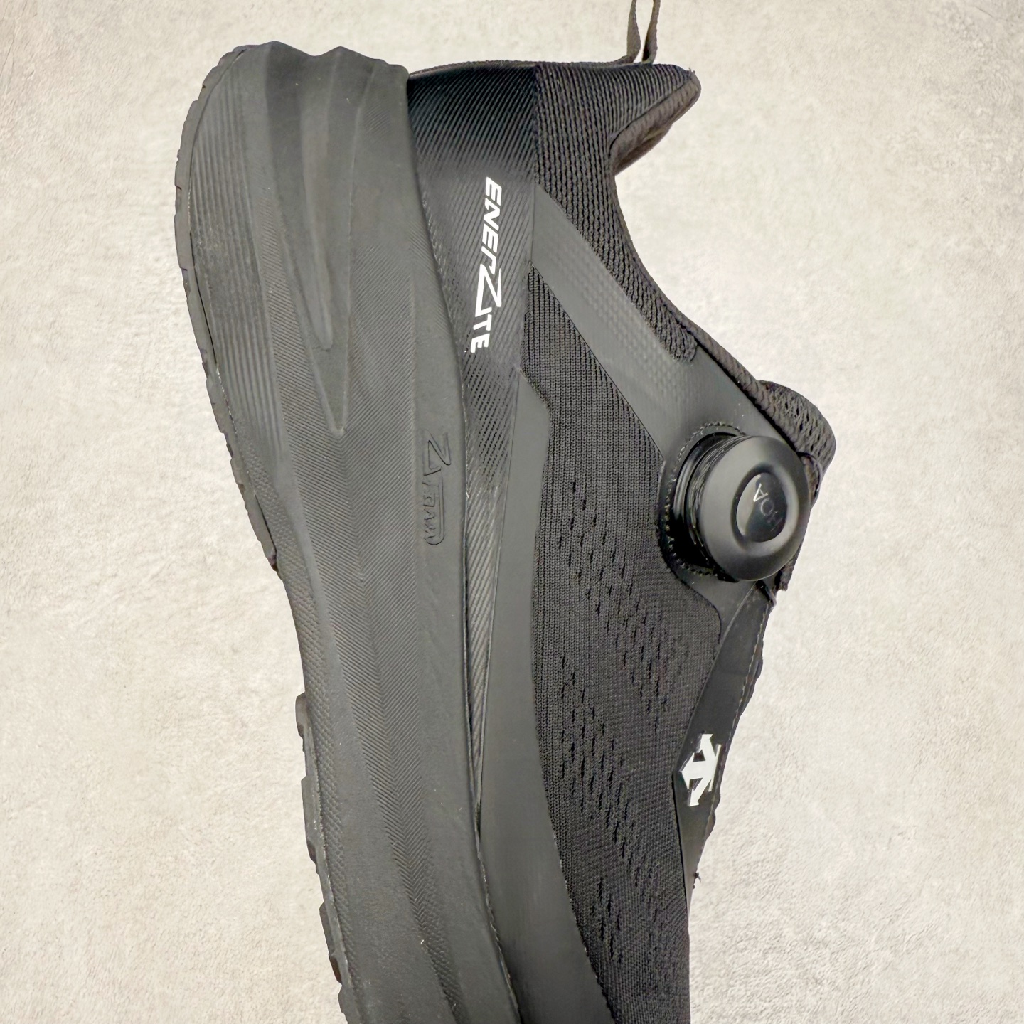 图片[6]-＃HP DESCENTE LAVITATE WIRE 3.0 Z-FOAM 迪桑特时尚舒适回弹低帮跑步鞋 DESCENTE（迪桑特）创立于1935年，品牌名取自法语词汇，意为“滑降”。品牌箭头标识代表滑雪的三种技术“高速直线滑行”、“穿越”和“侧滑”，也寓意品牌在打造高端专业运动产品中不断追求完美的创新精神，致力于成为中国高端专业滑雪、综训、女子、铁人三项、高尔夫的第一品牌。尺码：39 40 40.5 41 42 42.5 43 44 44.5 45-选品中心