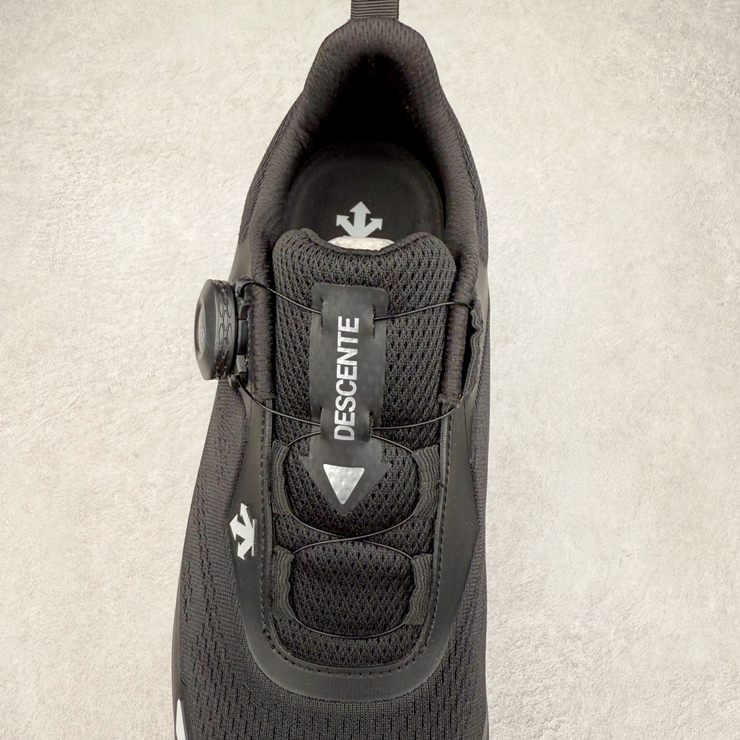 图片[5]-＃HP DESCENTE LAVITATE WIRE 3.0 Z-FOAM 迪桑特时尚舒适回弹低帮跑步鞋 DESCENTE（迪桑特）创立于1935年，品牌名取自法语词汇，意为“滑降”。品牌箭头标识代表滑雪的三种技术“高速直线滑行”、“穿越”和“侧滑”，也寓意品牌在打造高端专业运动产品中不断追求完美的创新精神，致力于成为中国高端专业滑雪、综训、女子、铁人三项、高尔夫的第一品牌。尺码：39 40 40.5 41 42 42.5 43 44 44.5 45-选品中心