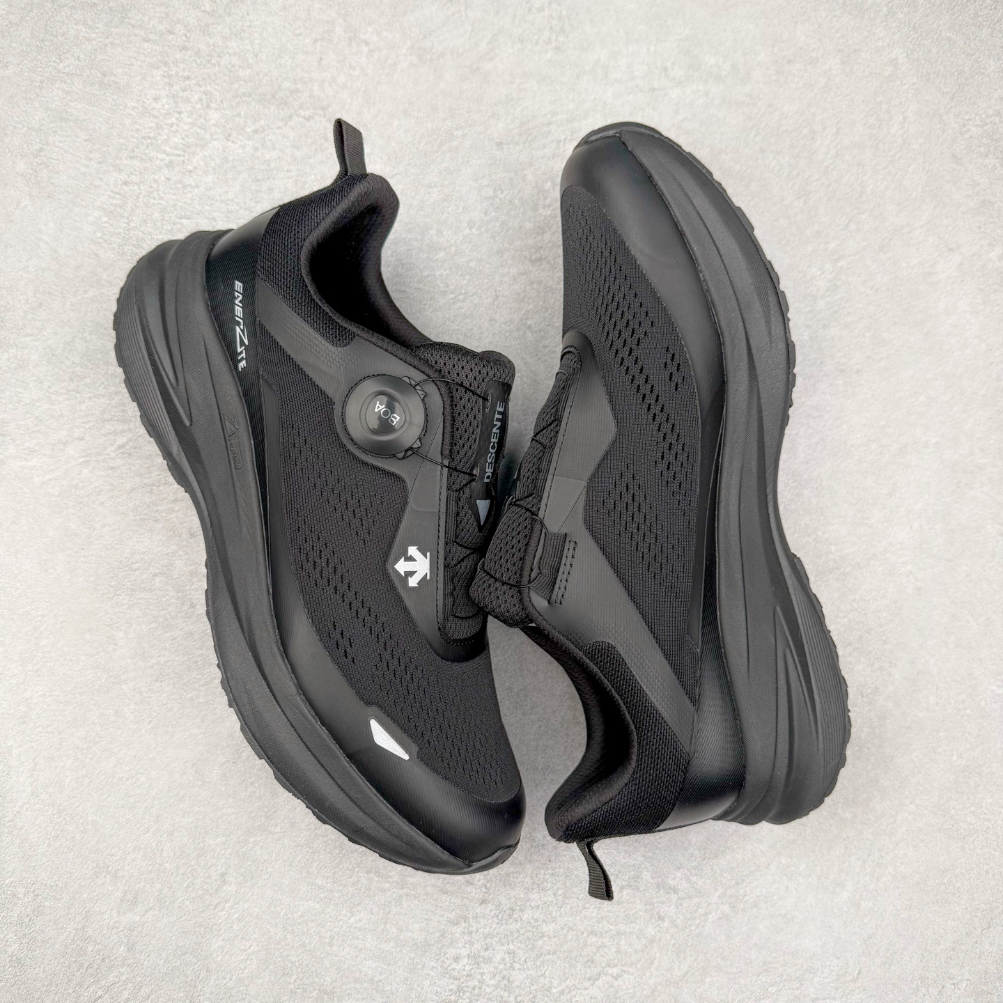 图片[3]-＃HP DESCENTE LAVITATE WIRE 3.0 Z-FOAM 迪桑特时尚舒适回弹低帮跑步鞋 DESCENTE（迪桑特）创立于1935年，品牌名取自法语词汇，意为“滑降”。品牌箭头标识代表滑雪的三种技术“高速直线滑行”、“穿越”和“侧滑”，也寓意品牌在打造高端专业运动产品中不断追求完美的创新精神，致力于成为中国高端专业滑雪、综训、女子、铁人三项、高尔夫的第一品牌。尺码：39 40 40.5 41 42 42.5 43 44 44.5 45-选品中心