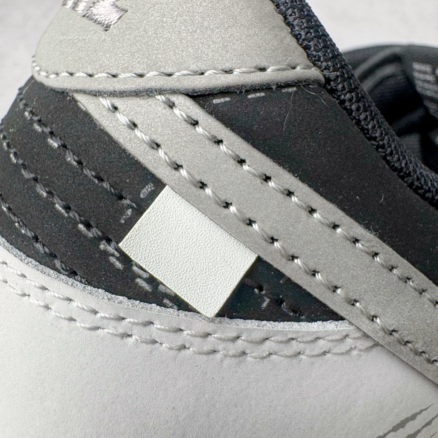 图片[18]-＃YC纯原 NK Dunk Low 雾影 WB0414-002 始于Dunk的街头血统，进化于黑白灰的高级静谧。银灰Swoosh如冷冽刀锋，划开混沌雾影；鞋侧烙印的爪痕纹理，是打破沉寂的个性宣言，在低调中释放个性锋芒。不止于设计，更是新生代对规则化的无声回应。定制系列天花板 无原鞋不开发 全系列得物原鞋一比一校对开发 配色持续更新中 终端对接 优势输出 全套原厂楦头原纸板数据档案倾力打造 原汁原味莞产 极致还原 圈内最强针车工艺 高端零售指定版 广东原厂配套原盒原标 鞋盒分三个尺码段 原厂冲刀 超高清洁度 全鞋零毛边皮料切割 采用原厂百宏鞋带以及原厂百宏织唛舌标 内标可供原厂几率过验 进口原装条纹中底布 四线拉帮白色点胶 原厂拉帮手法遵循公司 原厂电绣 极致还原 尺码：36 36.5 37.5 38 38.5 39 40 40.5 41 42 42.5 43 44 44.5 45 46-选品中心