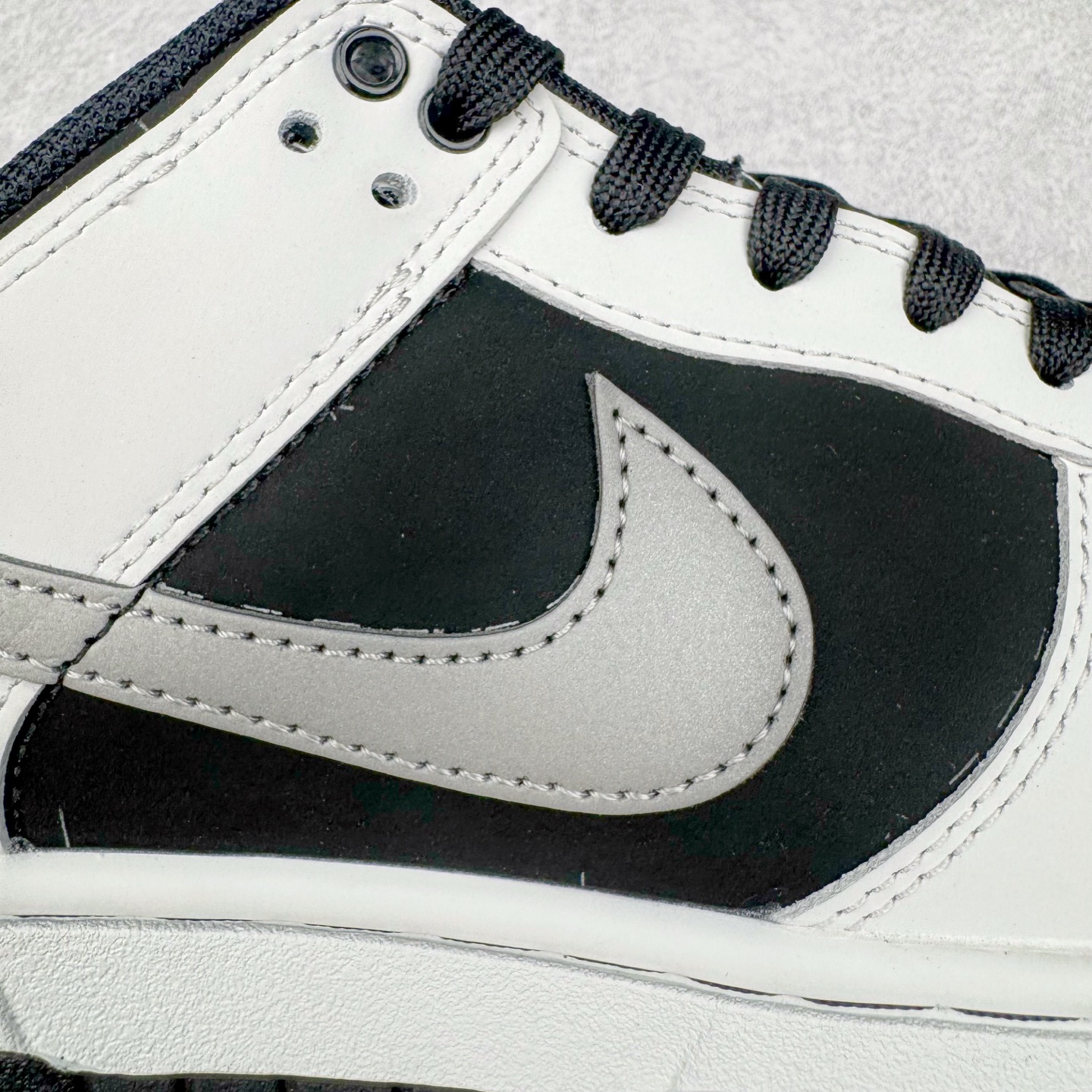 图片[21]-＃YC纯原 NK Dunk Low 雾影 WB0414-002 始于Dunk的街头血统，进化于黑白灰的高级静谧。银灰Swoosh如冷冽刀锋，划开混沌雾影；鞋侧烙印的爪痕纹理，是打破沉寂的个性宣言，在低调中释放个性锋芒。不止于设计，更是新生代对规则化的无声回应。定制系列天花板 无原鞋不开发 全系列得物原鞋一比一校对开发 配色持续更新中 终端对接 优势输出 全套原厂楦头原纸板数据档案倾力打造 原汁原味莞产 极致还原 圈内最强针车工艺 高端零售指定版 广东原厂配套原盒原标 鞋盒分三个尺码段 原厂冲刀 超高清洁度 全鞋零毛边皮料切割 采用原厂百宏鞋带以及原厂百宏织唛舌标 内标可供原厂几率过验 进口原装条纹中底布 四线拉帮白色点胶 原厂拉帮手法遵循公司 原厂电绣 极致还原 尺码：36 36.5 37.5 38 38.5 39 40 40.5 41 42 42.5 43 44 44.5 45 46-选品中心
